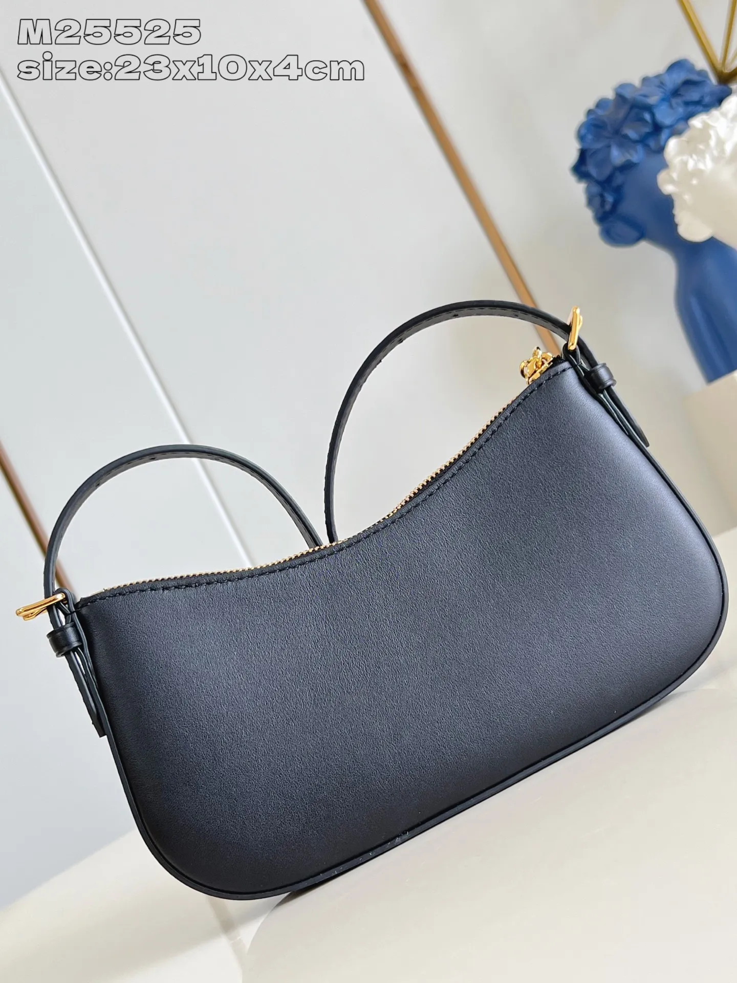 💰820 (top-grain leather) top-quality original item [Exclusive real shot M25525 black] This Pochette LV Bloom handbag comes from the Louis Vuitton LV Bloom series. It is cut from cow leather in a fashionable and practical configuration. It's decorated with embellishments inspired by the brand's iconic Monogram pattern. There's plenty of space to store a smartphone, and contrasting metal hardware adds an elegant touch. 23x10x4cmQ