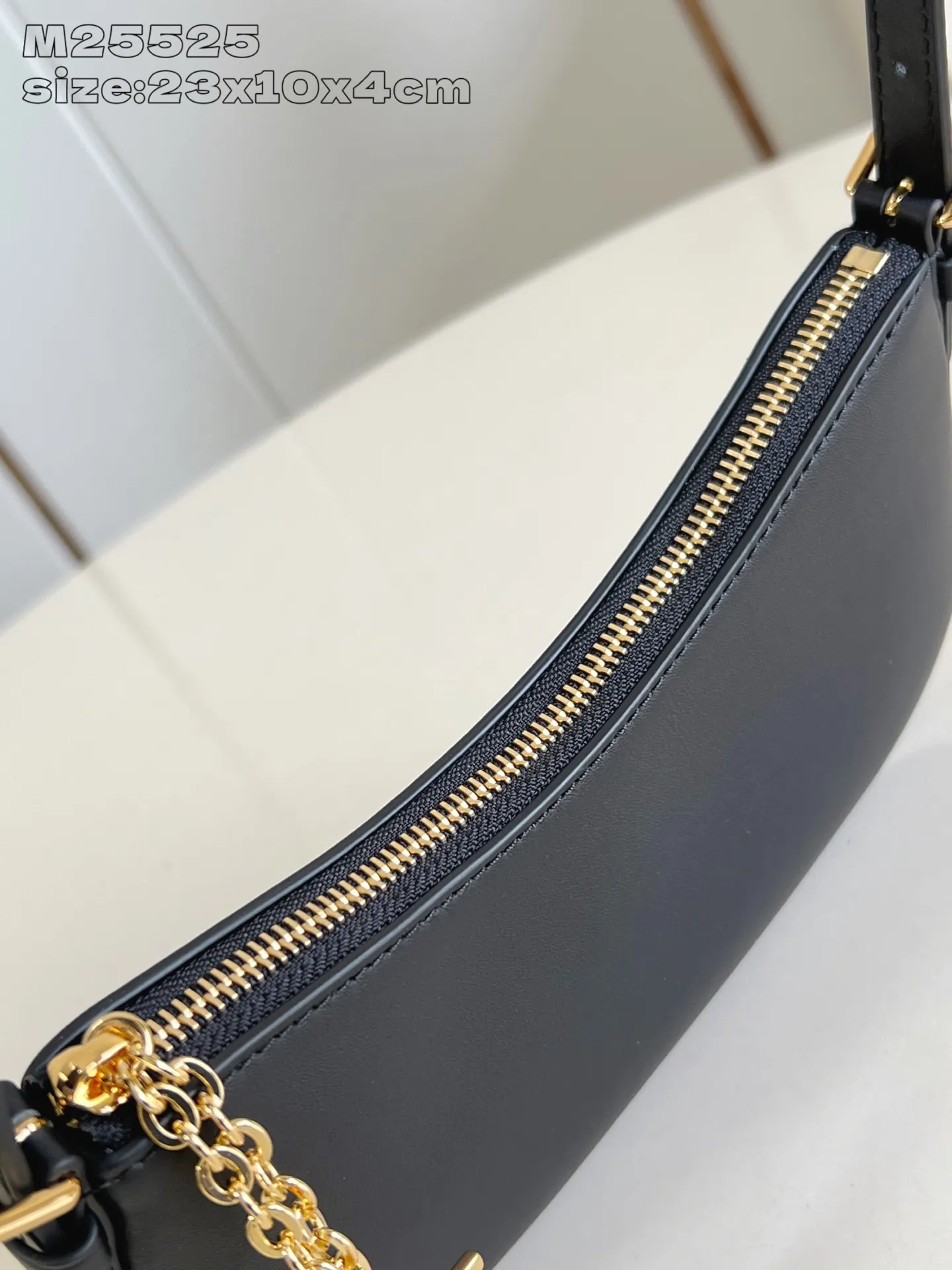 💰820 (top-grain leather) top-quality original item [Exclusive real shot M25525 black] This Pochette LV Bloom handbag comes from the Louis Vuitton LV Bloom series. It is cut from cow leather in a fashionable and practical configuration. It's decorated with embellishments inspired by the brand's iconic Monogram pattern. There's plenty of space to store a smartphone, and contrasting metal hardware adds an elegant touch. 23x10x4cmQ