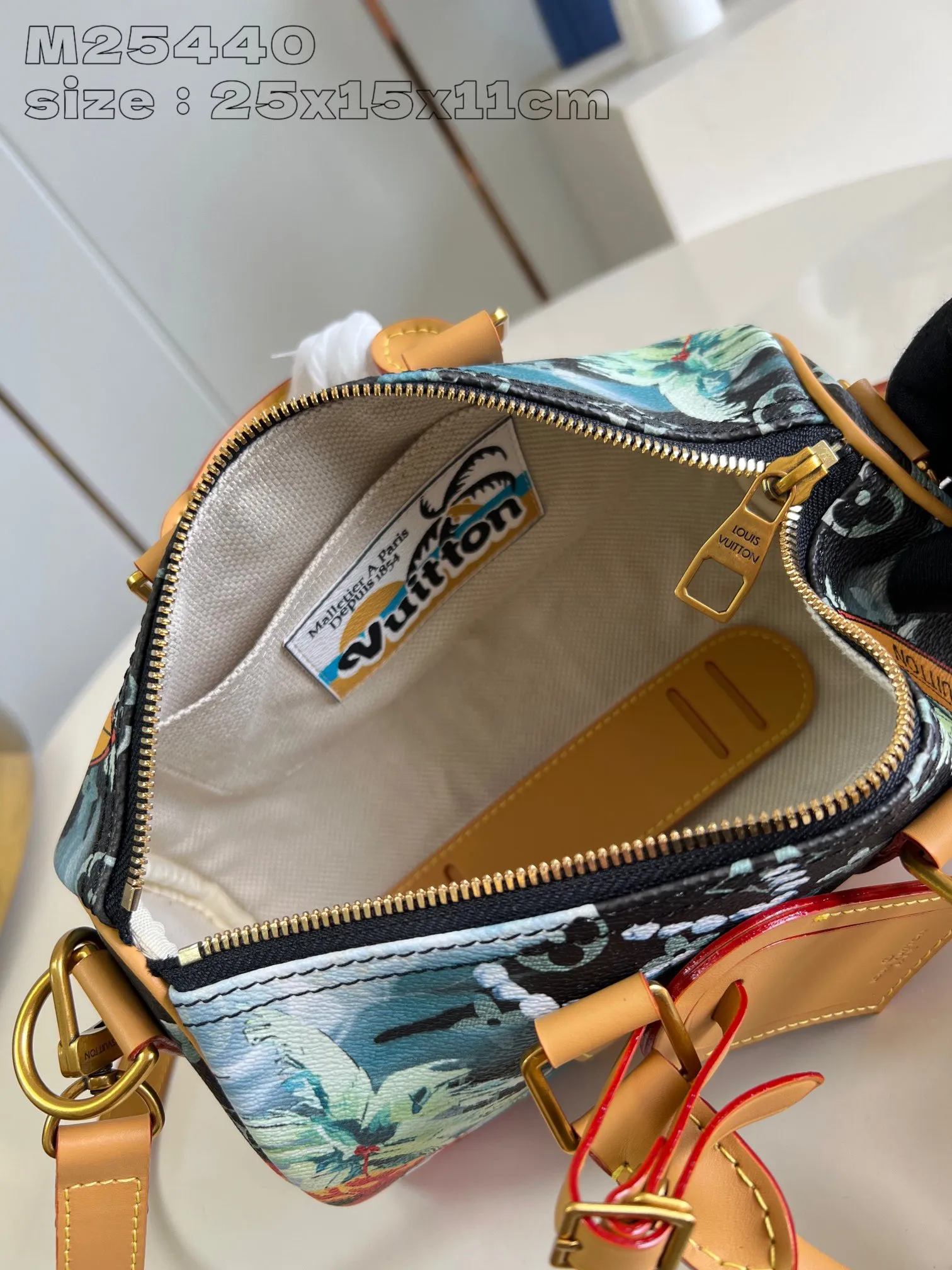 💰960 top original order [Exclusive real shot M25440] This Keepall Bandoulière 25 handbag condenses the classic Keepall travel bag design, using Monogram Surfin’ canvas created by Pharrell Williams to interpret urban style. The complex pattern combines colorful summer elements with a tropical and retro feel. The detachable shoulder strap and rolled leather handle allow for multiple carrying methods. 25 x 15 x 11 cm (length x height x width)