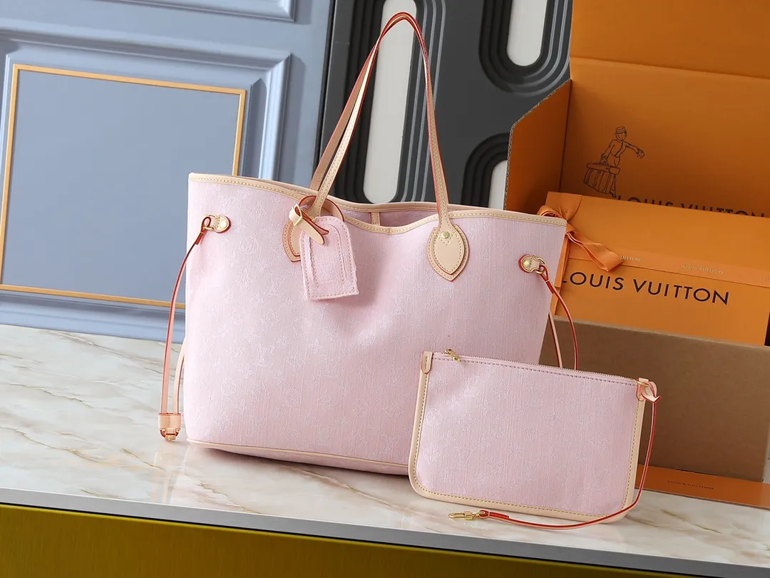 💰280💰Upgraded from the original M13192 M40995, this medium-sized Neverfull handbag is made of Monogram denim embellished with cow leather trim. The adjustable straps on the side can flexibly tighten the silhouette, making it a classic choice for urban travel. Plenty of space can easily store a 13-inch laptop, and multiple pockets such as a detachable zipper bag complete the functionality. Dimensions: 31.0 x 28.0 x 14.0 cm (length x height x width)