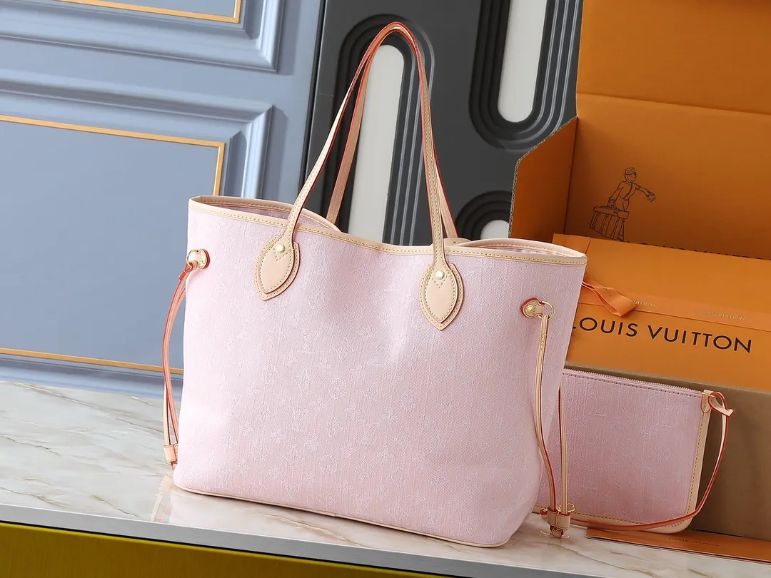💰280💰Upgraded from the original M13192 M40995, this medium-sized Neverfull handbag is made of Monogram denim embellished with cow leather trim. The adjustable straps on the side can flexibly tighten the silhouette, making it a classic choice for urban travel. Plenty of space can easily store a 13-inch laptop, and multiple pockets such as a detachable zipper bag complete the functionality. Dimensions: 31.0 x 28.0 x 14.0 cm (length x height x width)