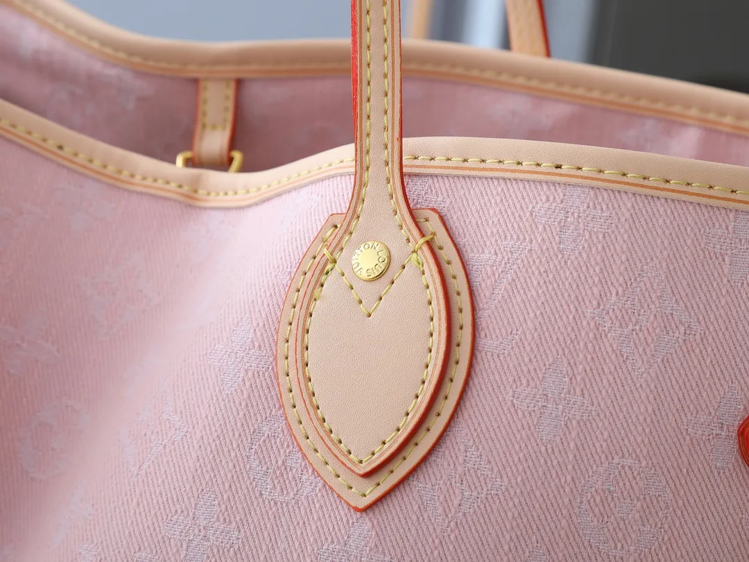 💰280💰Upgraded from the original M13192 M40995, this medium-sized Neverfull handbag is made of Monogram denim embellished with cow leather trim. The adjustable straps on the side can flexibly tighten the silhouette, making it a classic choice for urban travel. Plenty of space can easily store a 13-inch laptop, and multiple pockets such as a detachable zipper bag complete the functionality. Dimensions: 31.0 x 28.0 x 14.0 cm (length x height x width)