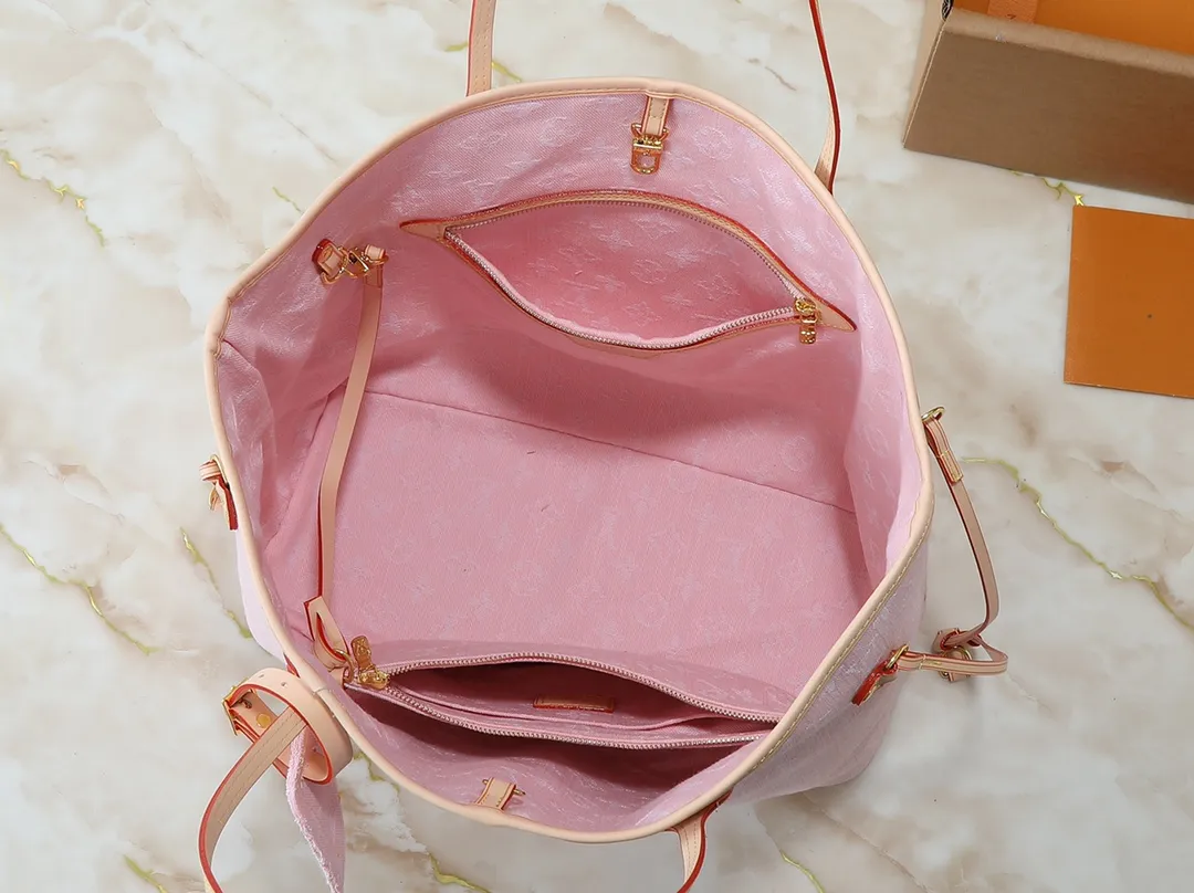💰280💰Upgraded from the original M13192 M40995, this medium-sized Neverfull handbag is made of Monogram denim embellished with cow leather trim. The adjustable straps on the side can flexibly tighten the silhouette, making it a classic choice for urban travel. Plenty of space can easily store a 13-inch laptop, and multiple pockets such as a detachable zipper bag complete the functionality. Dimensions: 31.0 x 28.0 x 14.0 cm (length x height x width)