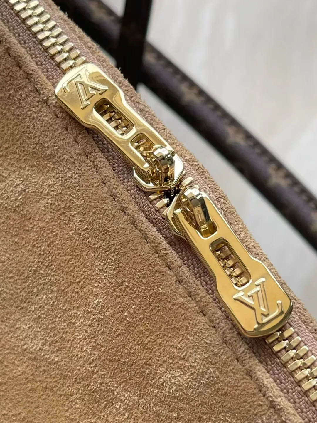 💰1140 (top layer leather) top quality original M26358 frosted leather. This season’s Express medium handbag is specially crafted for modern women. This iconic design features a calfskin body with classic Monogram canvas trim. The Monogram jacquard lining pays tribute to the brand's long heritage, making it a perfect choice for urban life. It can be worn in various ways at will. The key bag and padlock are the finishing touches, adding subtle details to the overall design. Dimensions: 36 × 24 × 18.5 cm
