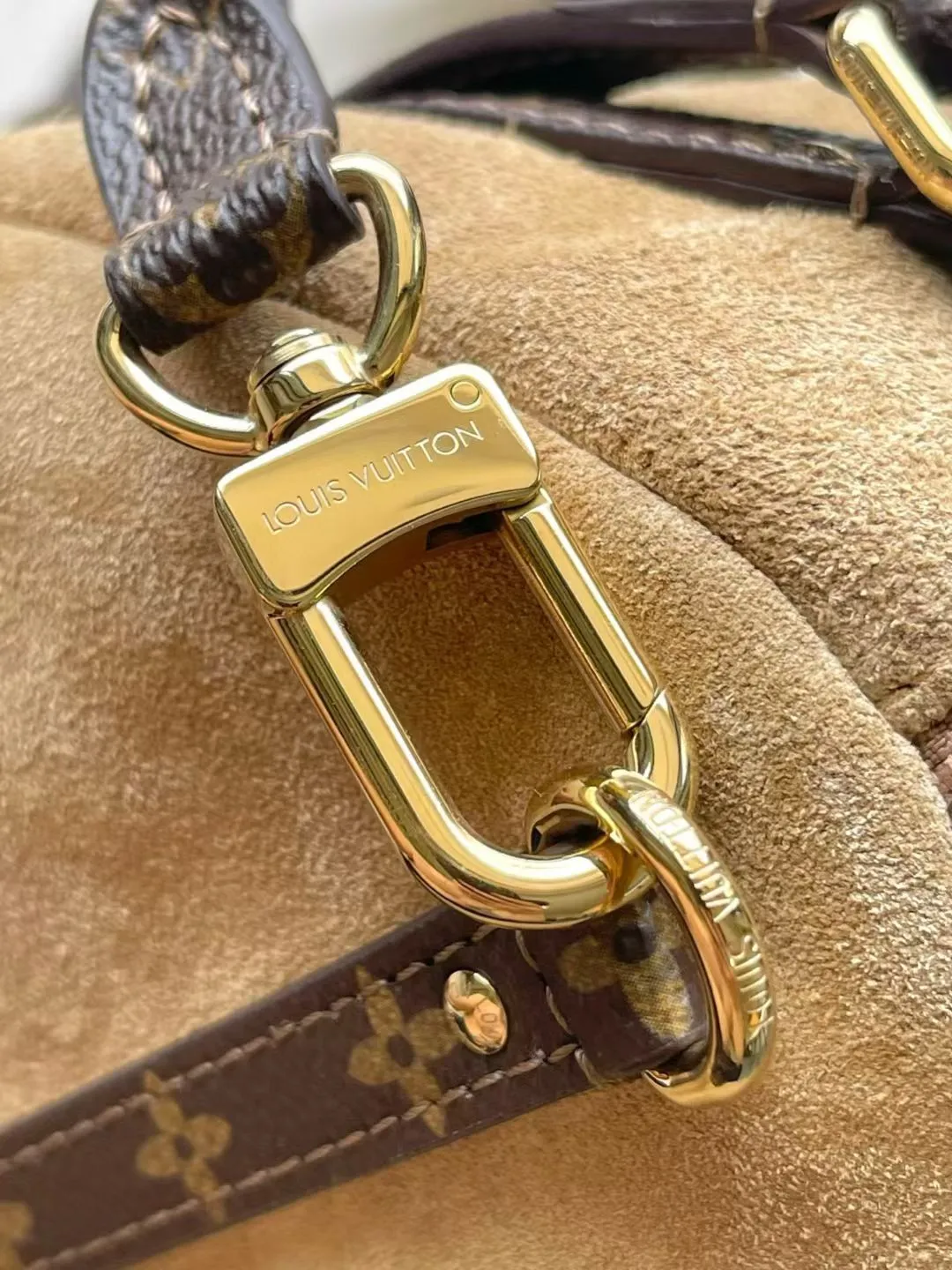 💰1140 (top layer leather) top quality original M26358 frosted leather. This season’s Express medium handbag is specially crafted for modern women. This iconic design features a calfskin body with classic Monogram canvas trim. The Monogram jacquard lining pays tribute to the brand's long heritage, making it a perfect choice for urban life. It can be worn in various ways at will. The key bag and padlock are the finishing touches, adding subtle details to the overall design. Dimensions: 36 × 24 × 18.5 cm