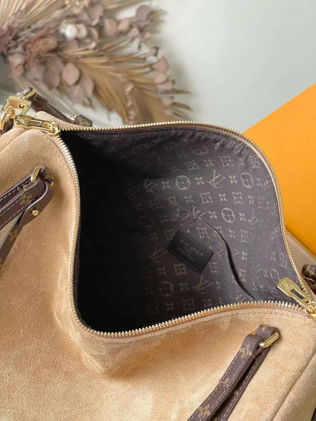 💰1140 (top layer leather) top quality original M26358 frosted leather. This season’s Express medium handbag is specially crafted for modern women. This iconic design features a calfskin body with classic Monogram canvas trim. The Monogram jacquard lining pays tribute to the brand's long heritage, making it a perfect choice for urban life. It can be worn in various ways at will. The key bag and padlock are the finishing touches, adding subtle details to the overall design. Dimensions: 36 × 24 × 18.5 cm