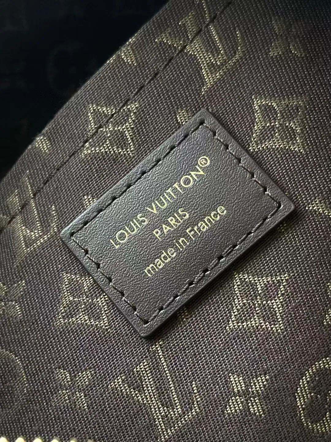 💰1140 (top layer leather) top quality original M26358 frosted leather. This season’s Express medium handbag is specially crafted for modern women. This iconic design features a calfskin body with classic Monogram canvas trim. The Monogram jacquard lining pays tribute to the brand's long heritage, making it a perfect choice for urban life. It can be worn in various ways at will. The key bag and padlock are the finishing touches, adding subtle details to the overall design. Dimensions: 36 × 24 × 18.5 cm