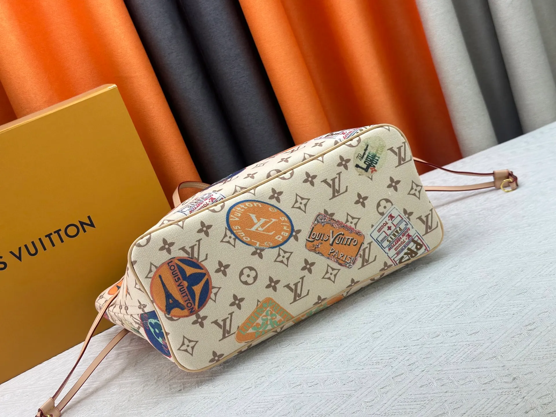 P270 Upgraded original version [Sac Neverfull Inside Out MM] M12061 M25665 M40995 White Flower Dune (double-sided) This reversible Neverfull Inside Out MM bag is an ideal companion for office days and weekend vacations. Sublimated with a gold metallic finish, it's crafted from Monogram Dune canvas on one side and smooth hazel leather on the back. Designed to carry a laptop and other daily essentials, this roomy model features laces and hooks on the sides for adjusting the opening. Removable zippered pouch allows you to store small items.  Dimensions: 31x28x14 cm