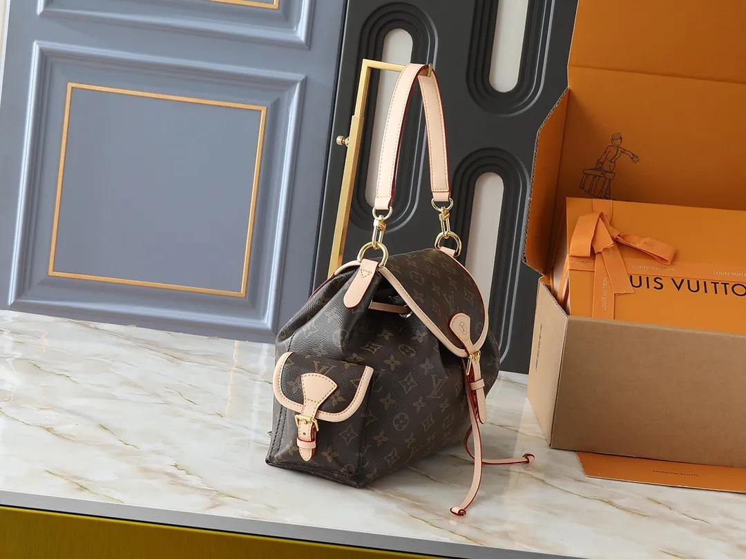 💰280💰Upgraded from the original M25085. This Odysée handbag is from the 2025 early autumn series, paying tribute to the brand heritage with a stylish everyday design. Dazzling buckles and detachable chains accentuate the Monogram canvas body, and the side pockets provide easy access to keys, lipstick and other small items. Dimensions: 27.0 x 17.0 x 12.0 cm (length x height x width)