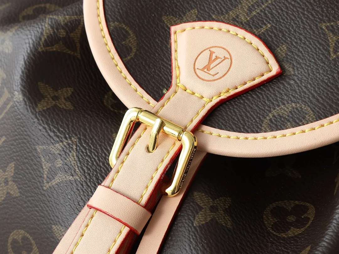 💰280💰Upgraded from the original M25085. This Odysée handbag is from the 2025 early autumn series, paying tribute to the brand heritage with a stylish everyday design. Dazzling buckles and detachable chains accentuate the Monogram canvas body, and the side pockets provide easy access to keys, lipstick and other small items. Dimensions: 27.0 x 17.0 x 12.0 cm (length x height x width)
