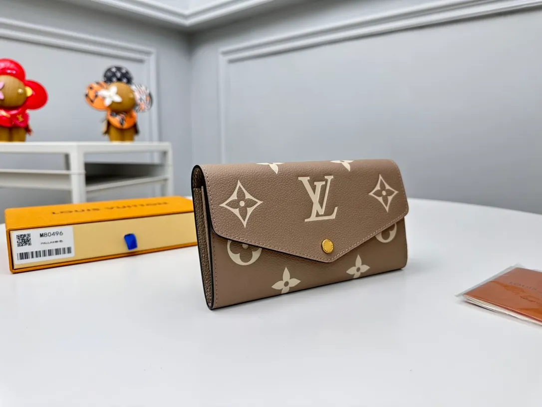 Factory Price 460 [Top Original Order] M80496 Apricot 👏👏 This Louis Vuitton classic Sarah wallet is made of two-tone Monogram Empreinte leather to create an elegant shape and is embellished with the iconic Monogram embossed pattern. The envelope-style bag flap design is securely opened and closed with gold snap buttons, opening it to reveal an organized interior space. This wallet features two large compartments, multiple pockets, and 16 credit card slots. Dimensions: 19 x 10.5 x 2cm.