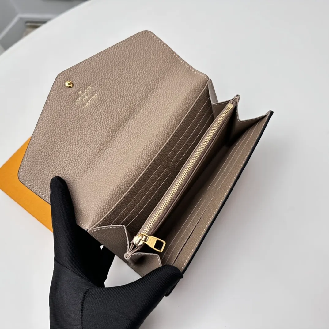 Factory Price 460 [Top Original Order] M80496 Apricot 👏👏 This Louis Vuitton classic Sarah wallet is made of two-tone Monogram Empreinte leather to create an elegant shape and is embellished with the iconic Monogram embossed pattern. The envelope-style bag flap design is securely opened and closed with gold snap buttons, opening it to reveal an organized interior space. This wallet features two large compartments, multiple pockets, and 16 credit card slots. Dimensions: 19 x 10.5 x 2cm.
