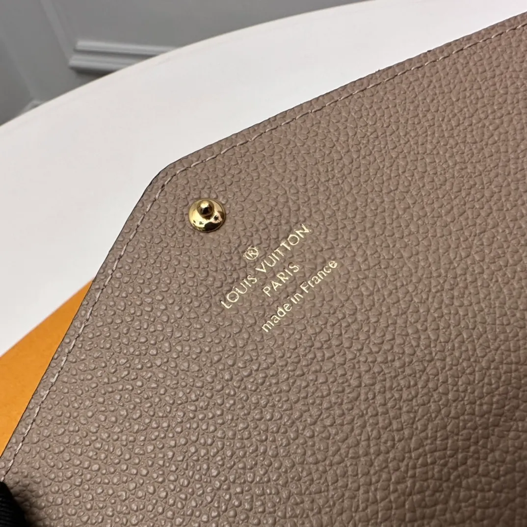 Factory Price 460 [Top Original Order] M80496 Apricot 👏👏 This Louis Vuitton classic Sarah wallet is made of two-tone Monogram Empreinte leather to create an elegant shape and is embellished with the iconic Monogram embossed pattern. The envelope-style bag flap design is securely opened and closed with gold snap buttons, opening it to reveal an organized interior space. This wallet features two large compartments, multiple pockets, and 16 credit card slots. Dimensions: 19 x 10.5 x 2cm.