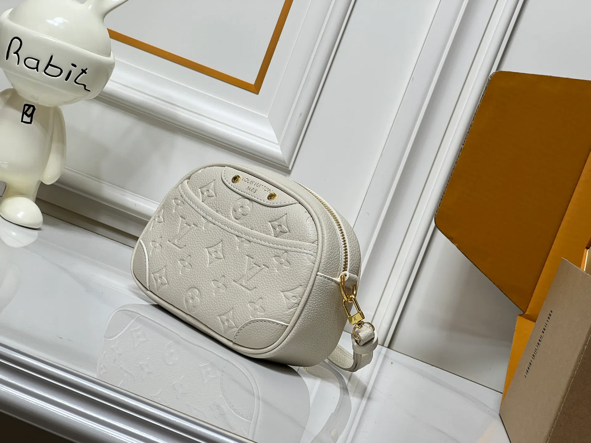 Batch 220💰Upgraded original M25518 M26509 This TINY CAMERA BAG handbag comes from the Monogram Empreinte Ys series. It is made of elegant cow leather decorated with dazzling metal parts, making it an everyday choice suitable for day and night. The front patch pocket makes it easy to access credit cards or transportation cards, and the adjustable shoulder strap allows for a variety of carrying methods. Dimensions: 13 x 6 x 19 cm. (height x width x length)
