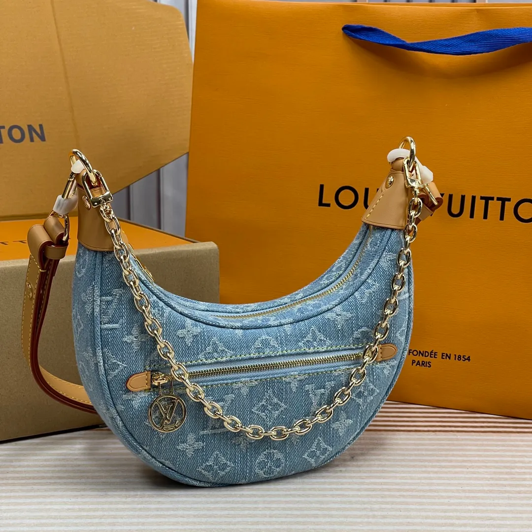 [Upgraded version] P500💰 M24846 New denim series pea moon bag with complete packaging🌹Catway style, using Monogram cowhide to convey a retro feel. The adjustable shoulder strap makes it easy to carry on the shoulder or cross-body, with leather shoulder strap + silver chain shoulder strap. Super cool! Teeth buns, semi-circle buns, arc-shaped pea buns, size: 23*13*6