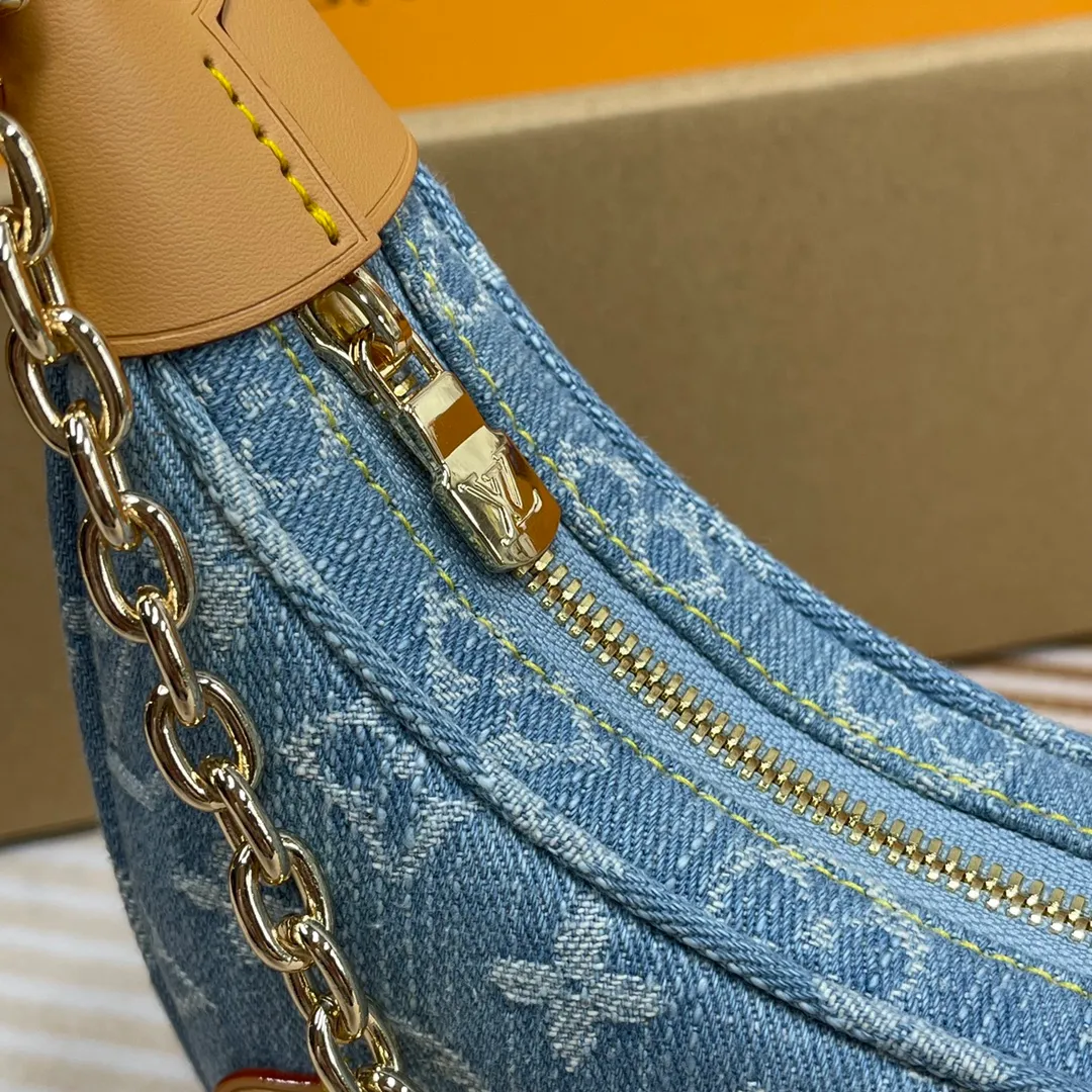[Upgraded version] P500💰 M24846 New denim series pea moon bag with complete packaging🌹Catway style, using Monogram cowhide to convey a retro feel. The adjustable shoulder strap makes it easy to carry on the shoulder or cross-body, with leather shoulder strap + silver chain shoulder strap. Super cool! Teeth buns, semi-circle buns, arc-shaped pea buns, size: 23*13*6