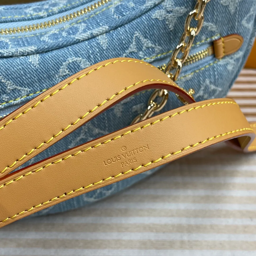 [Upgraded version] P500💰 M24846 New denim series pea moon bag with complete packaging🌹Catway style, using Monogram cowhide to convey a retro feel. The adjustable shoulder strap makes it easy to carry on the shoulder or cross-body, with leather shoulder strap + silver chain shoulder strap. Super cool! Teeth buns, semi-circle buns, arc-shaped pea buns, size: 23*13*6