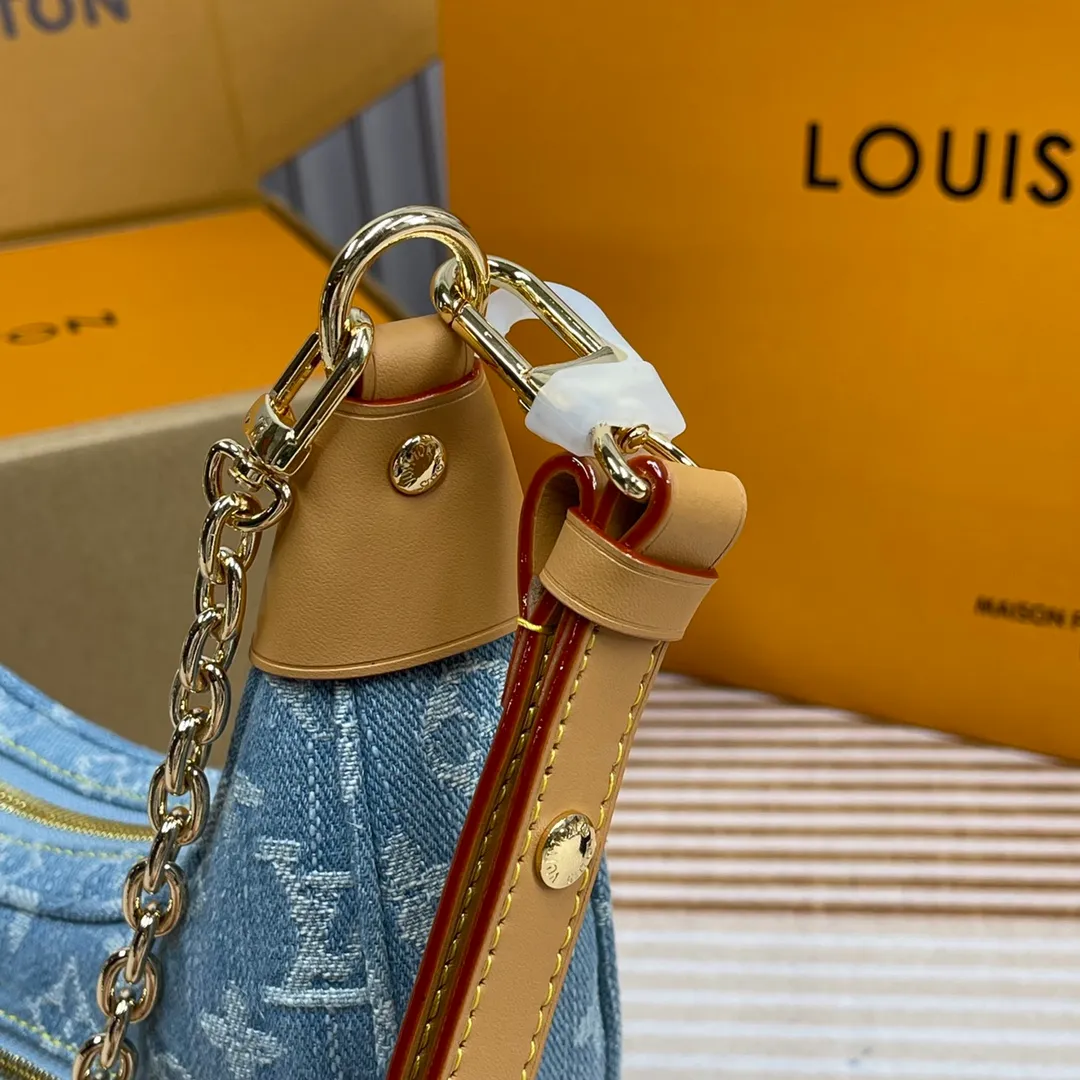 [Upgraded version] P500💰 M24846 New denim series pea moon bag with complete packaging🌹Catway style, using Monogram cowhide to convey a retro feel. The adjustable shoulder strap makes it easy to carry on the shoulder or cross-body, with leather shoulder strap + silver chain shoulder strap. Super cool! Teeth buns, semi-circle buns, arc-shaped pea buns, size: 23*13*6
