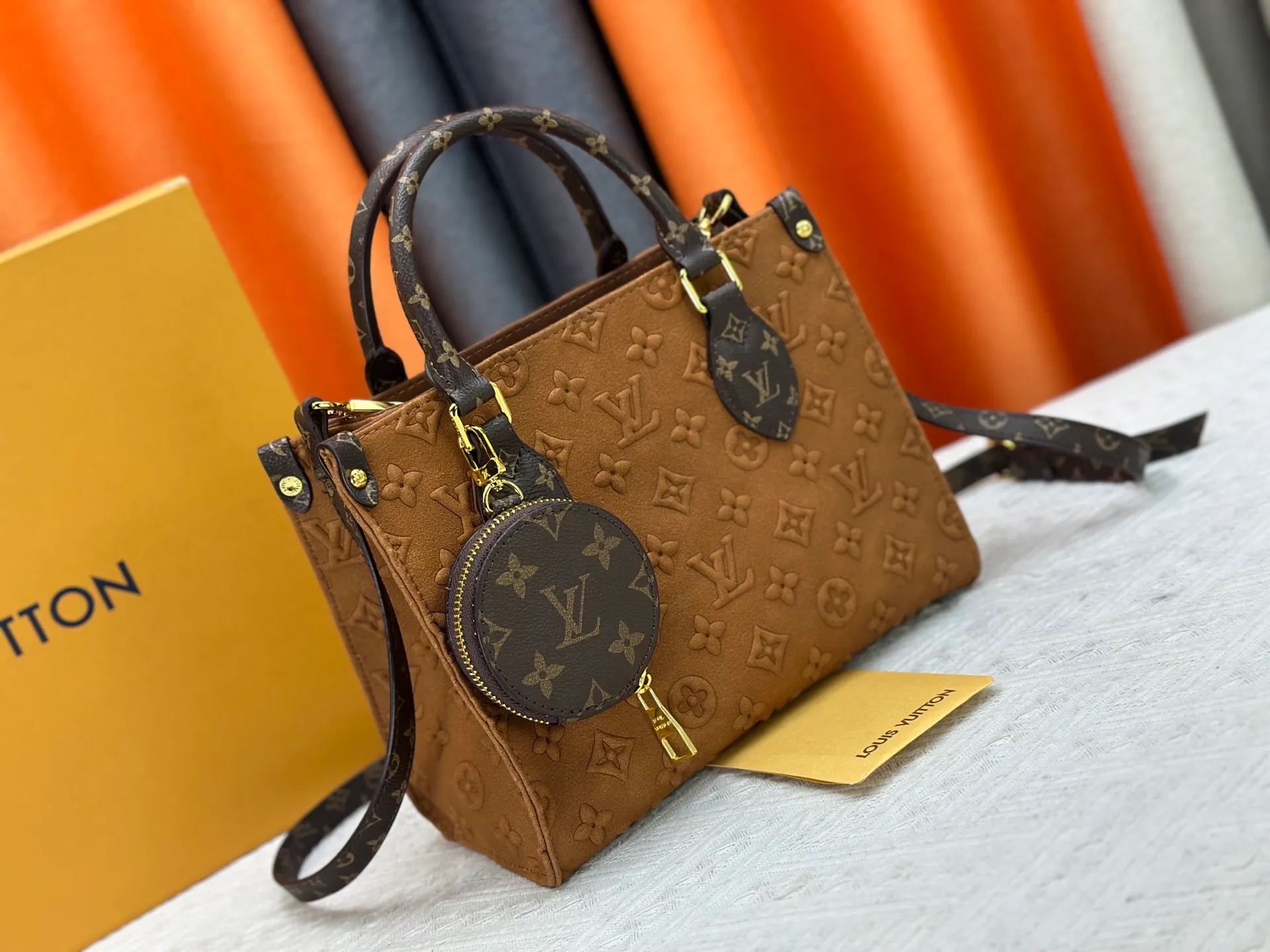 P320 M45659 M46373 Brown embossed Black embossed Gray embossed OnTheGo Small new version The legendary ONTHEGO handbag: made of washed LV Blason denim, with deep tones to enhance the gradient effect of the LV letters, showing Pharrell Williams' creative ingenuity in translating graceful music into fashion language. The zippered front pocket provides easy access to everyday items, while the drawstring closure and magnetic laces provide ample space. Detailed features25x11x19 cm