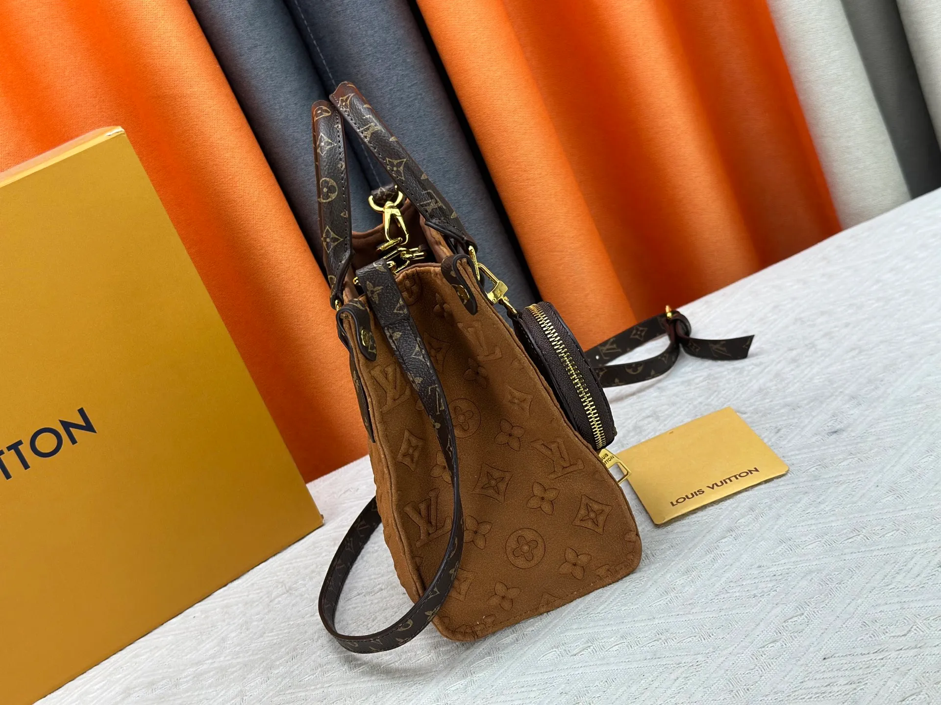 P320 M45659 M46373 Brown embossed Black embossed Gray embossed OnTheGo Small new version The legendary ONTHEGO handbag: made of washed LV Blason denim, with deep tones to enhance the gradient effect of the LV letters, showing Pharrell Williams' creative ingenuity in translating graceful music into fashion language. The zippered front pocket provides easy access to everyday items, while the drawstring closure and magnetic laces provide ample space. Detailed features25x11x19 cm