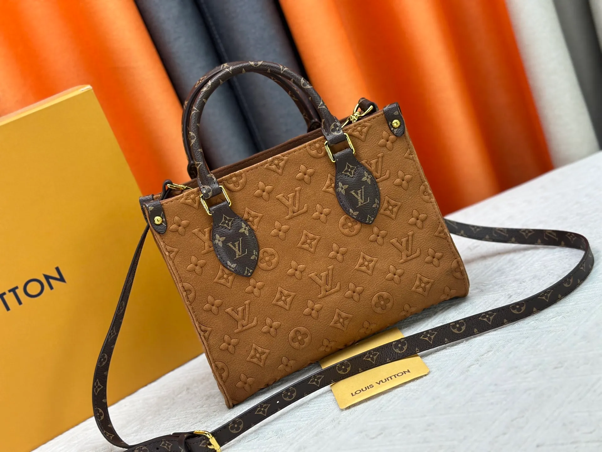 P320 M45659 M46373 Brown embossed Black embossed Gray embossed OnTheGo Small new version The legendary ONTHEGO handbag: made of washed LV Blason denim, with deep tones to enhance the gradient effect of the LV letters, showing Pharrell Williams' creative ingenuity in translating graceful music into fashion language. The zippered front pocket provides easy access to everyday items, while the drawstring closure and magnetic laces provide ample space. Detailed features25x11x19 cm