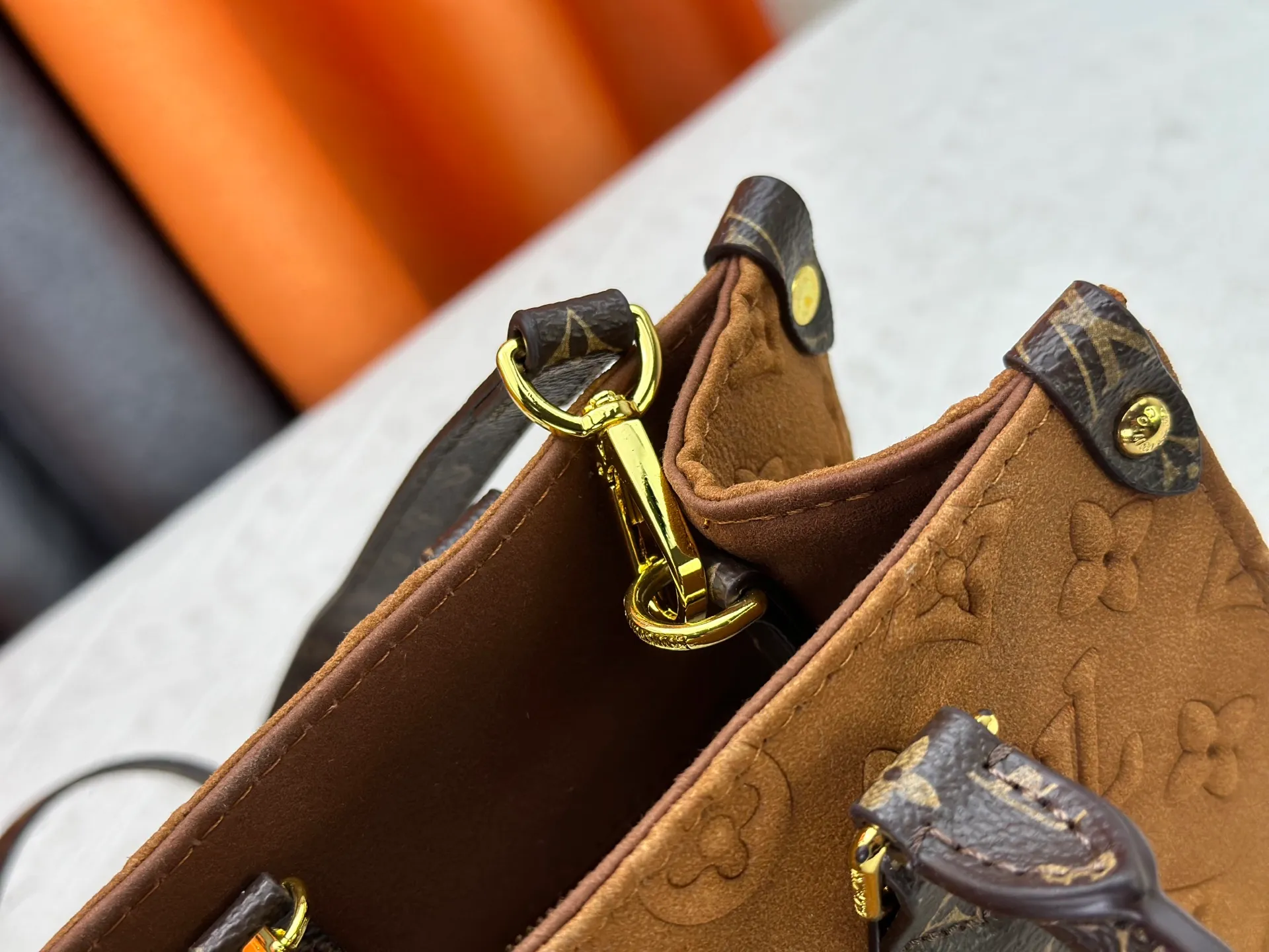 P320 M45659 M46373 Brown embossed Black embossed Gray embossed OnTheGo Small new version The legendary ONTHEGO handbag: made of washed LV Blason denim, with deep tones to enhance the gradient effect of the LV letters, showing Pharrell Williams' creative ingenuity in translating graceful music into fashion language. The zippered front pocket provides easy access to everyday items, while the drawstring closure and magnetic laces provide ample space. Detailed features25x11x19 cm