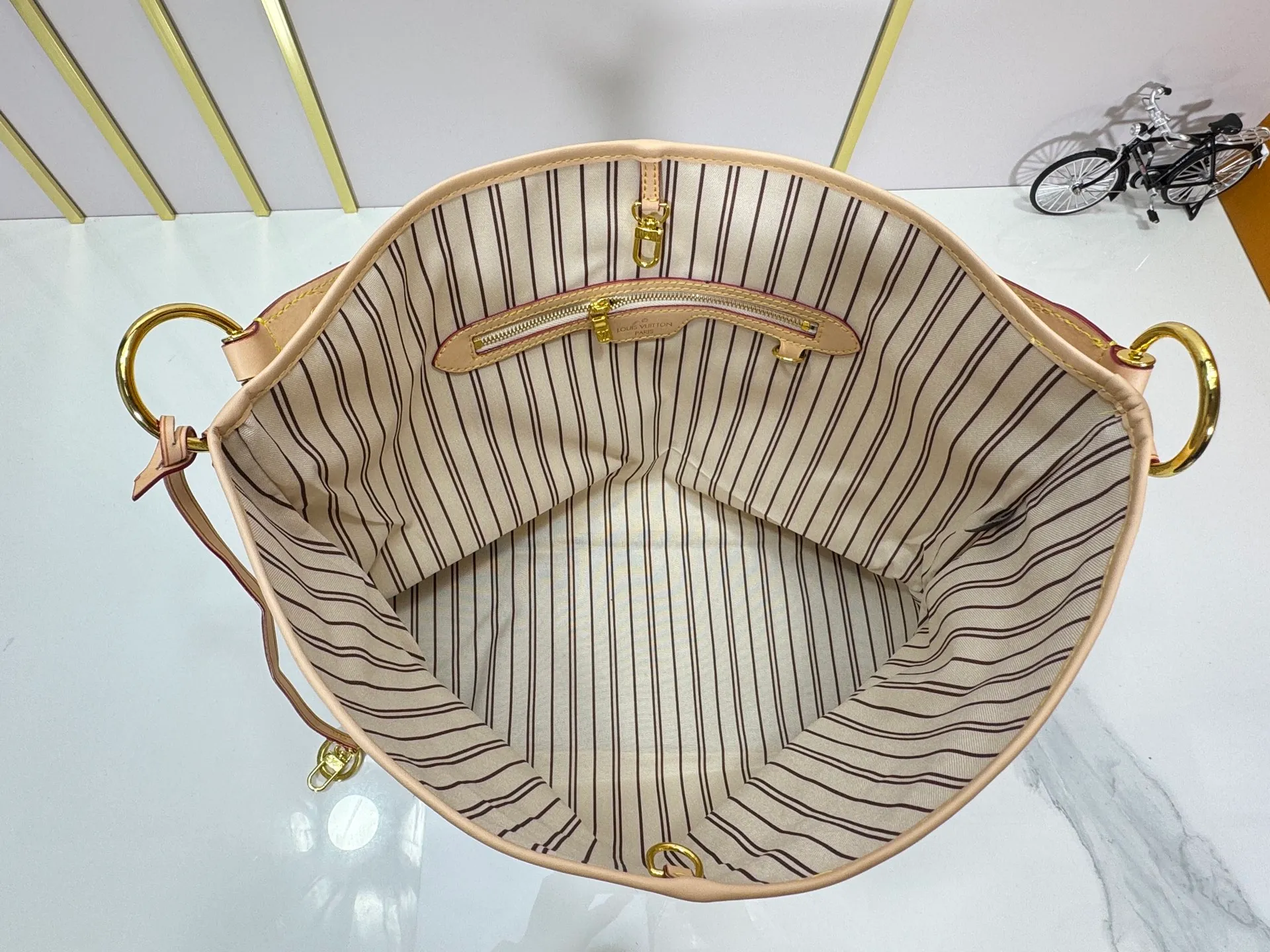 P240 upgraded original M50156 Delightful second-hand version shopping bag! When you spend your workday in the city and your weekend at the beach, you don’t need to change your bag, because this fashionable, summery damier azur canvas calvi bag can be used for both work and beach vacations. This roomy tote features a large opening for easy access, convenient compartments and pockets to keep everything organized, and a vibrant garnet fabric lining adds a splash of color for a sunny summer mood. size: 41.0×33.0×15.0 cm.