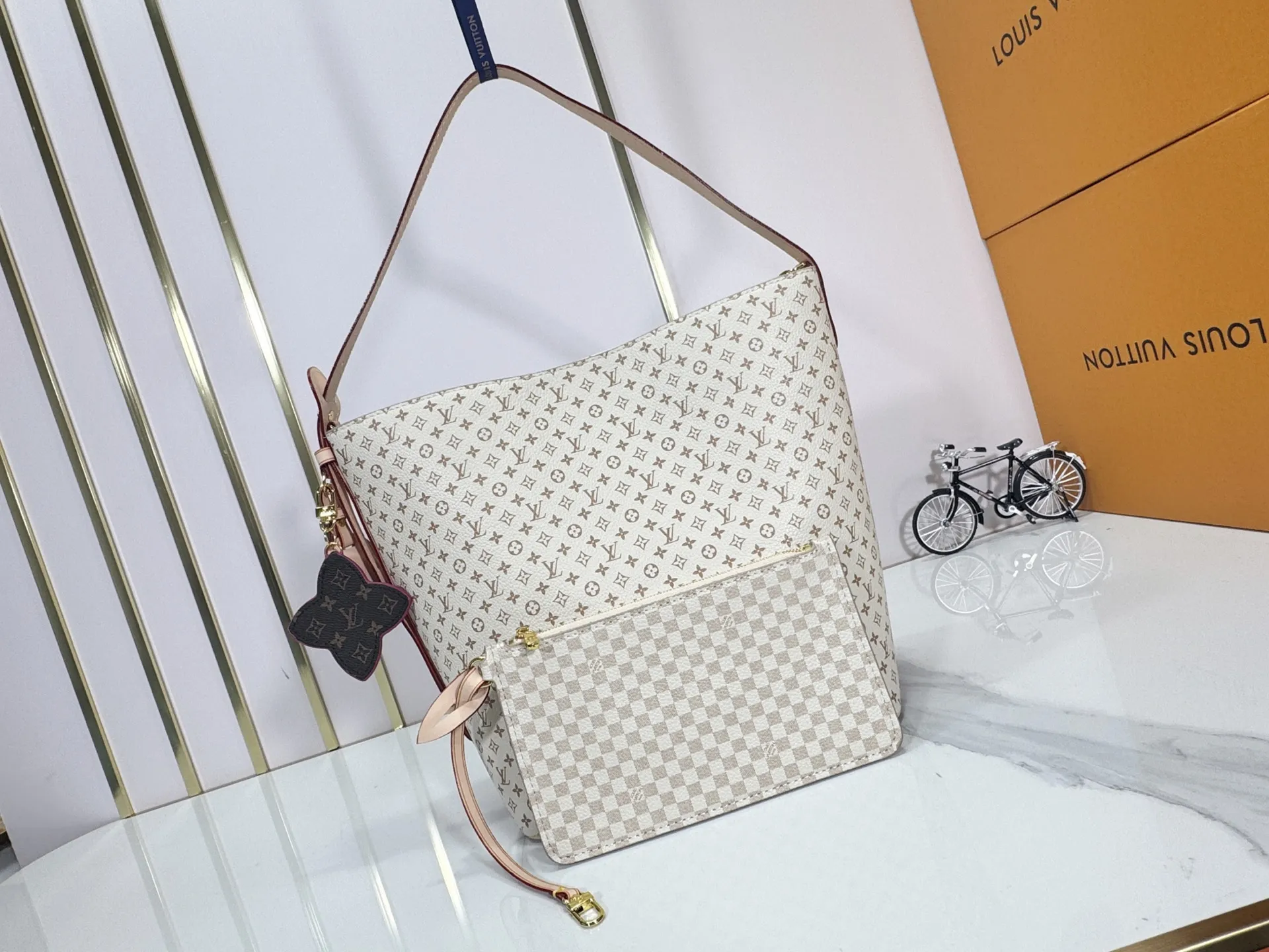 P260 Upgraded Original M15130 M12926 [All In BB Handbag] This pre-autumn 2025 version of All In BB showcases LV Romance animation, combining two iconic House patterns: Monogram and Damier. It's made from calfskin and embellished with the signature padlock and exclusive Bloom charm. The interior is sized for everyday essentials and includes a removable zipper pocket for smaller items. Dimensions: 26 x 31 x 18 cm (LxHxW)