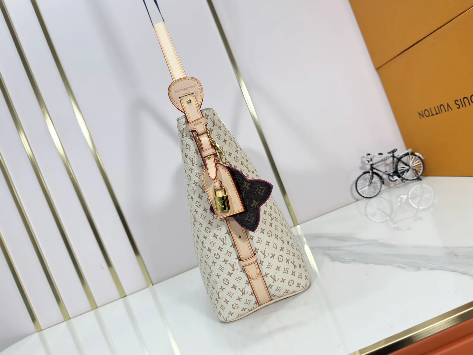 P260 Upgraded Original M15130 M12926 [All In BB Handbag] This pre-autumn 2025 version of All In BB showcases LV Romance animation, combining two iconic House patterns: Monogram and Damier. It's made from calfskin and embellished with the signature padlock and exclusive Bloom charm. The interior is sized for everyday essentials and includes a removable zipper pocket for smaller items. Dimensions: 26 x 31 x 18 cm (LxHxW)