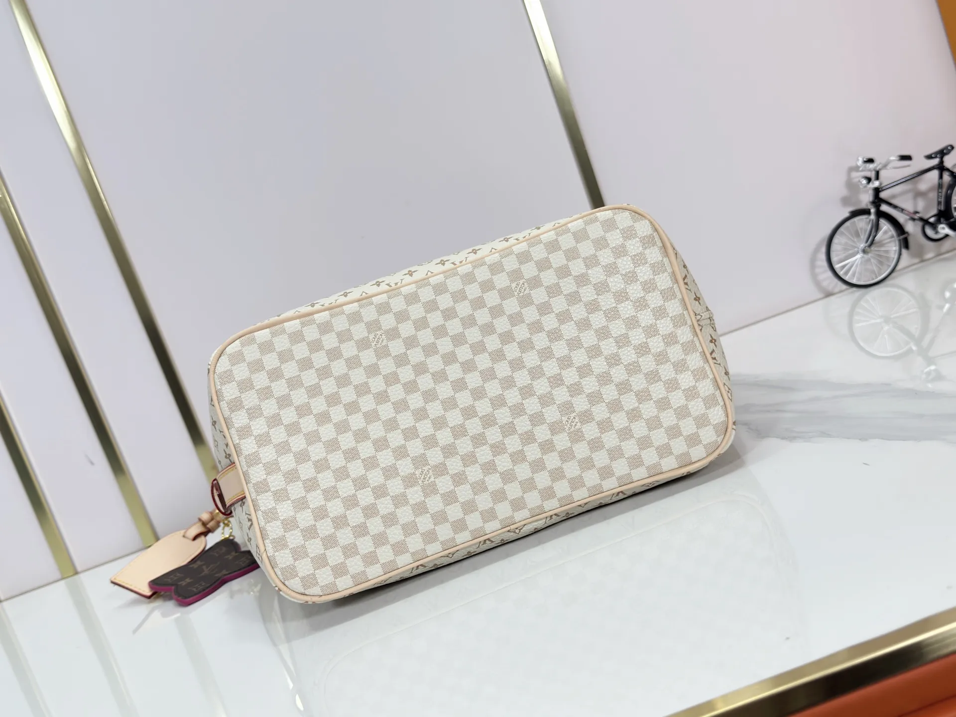 P260 Upgraded Original M15130 M12926 [All In BB Handbag] This pre-autumn 2025 version of All In BB showcases LV Romance animation, combining two iconic House patterns: Monogram and Damier. It's made from calfskin and embellished with the signature padlock and exclusive Bloom charm. The interior is sized for everyday essentials and includes a removable zipper pocket for smaller items. Dimensions: 26 x 31 x 18 cm (LxHxW)