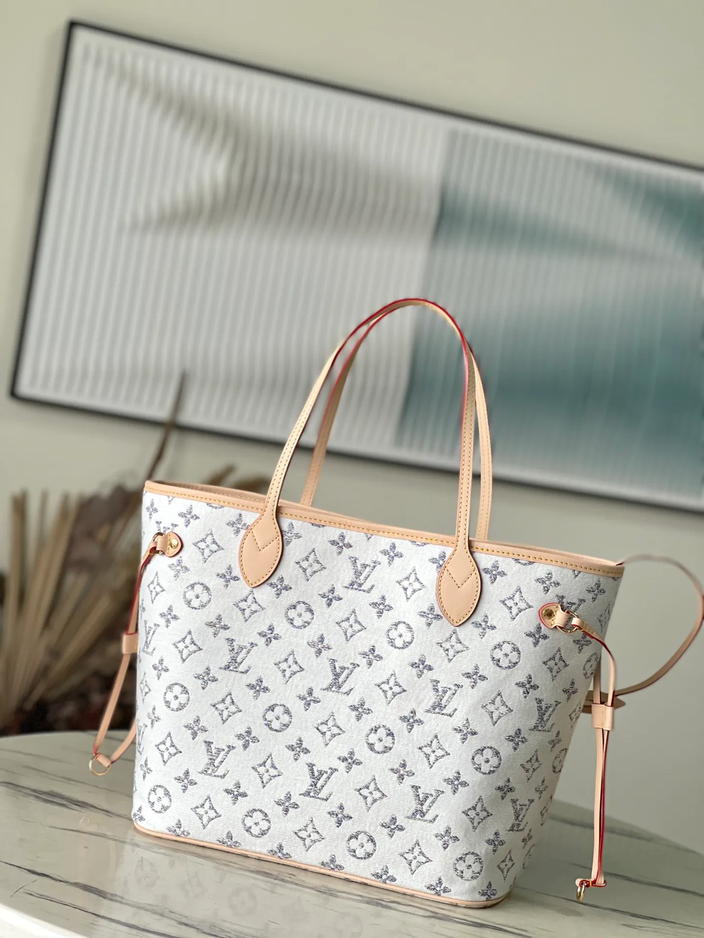 💰1160 Top Original M24905 White Neverfull MM Handbag This spacious Neverfull MM is part of the nautical capsule, featuring colorful LV and Monogram Blossoms. Sixty-six colorful threads, in subtle gradients of color, are intertwined to create the jacquard pattern. Attached to the long shoulder strap is a sculpted mirror charm. Inside there is a matching removable zip pocket. Dimensions: 31-28-14 cm