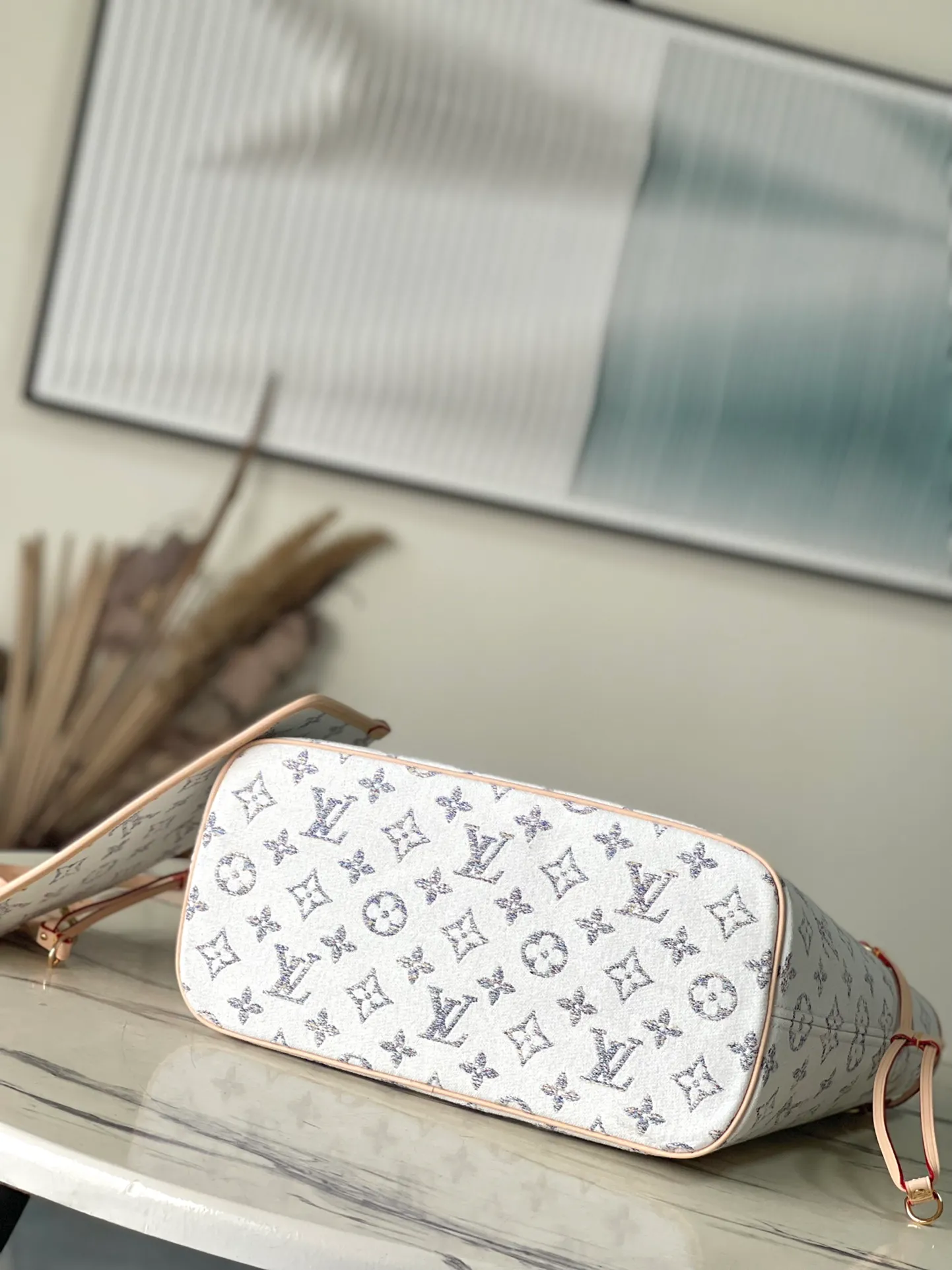 💰1160 Top Original M24905 White Neverfull MM Handbag This spacious Neverfull MM is part of the nautical capsule, featuring colorful LV and Monogram Blossoms. Sixty-six colorful threads, in subtle gradients of color, are intertwined to create the jacquard pattern. Attached to the long shoulder strap is a sculpted mirror charm. Inside there is a matching removable zip pocket. Dimensions: 31-28-14 cm