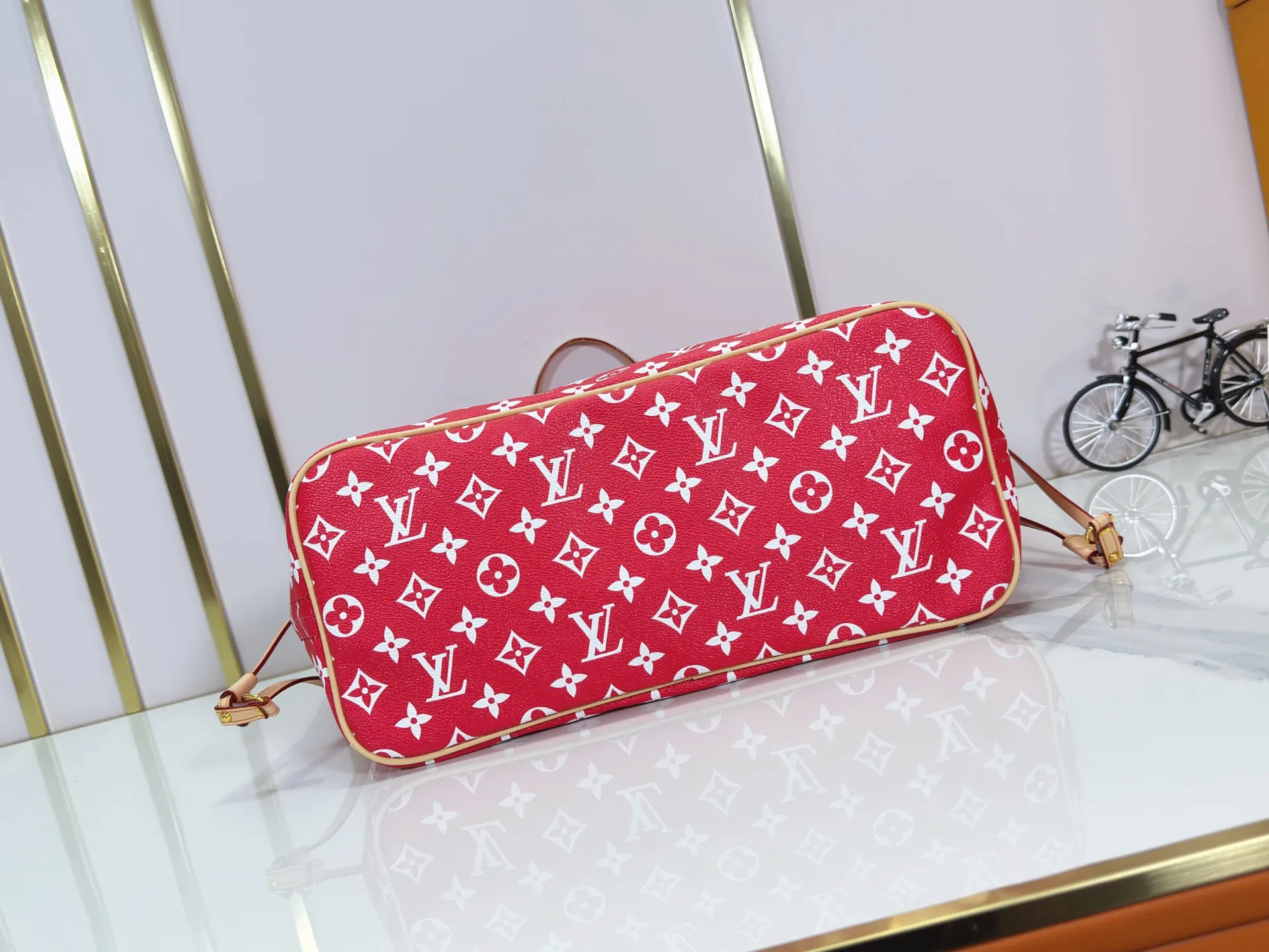 P280 Upgraded Original M40995 The legendary Neverfull bag always meets your every handbag need. It has a large capacity but is not bulky. It is stiff and soft to the touch, making it suitable for home and travel. Tighten the side ties and it instantly transforms into a stylish urban handbag. Loosen the straps and it transforms into a chic and practical handbag. The slender leather handle can be carried over the shoulder or between the arms. The model shown here is made of Damier Ebène canvas. Dimensions: 31.0 x 28.0 x 14.0 cm