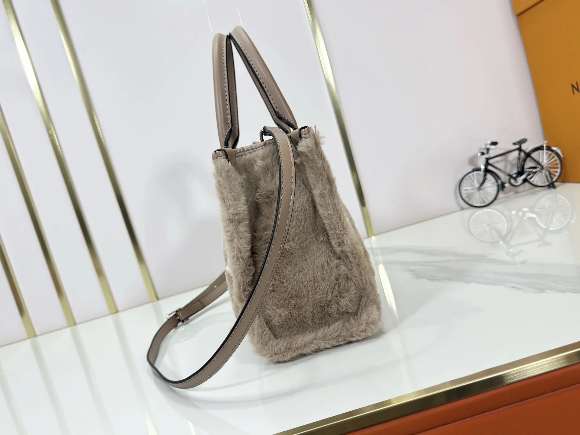 P260 Upgraded original M45659 M46373 M44571 This OnTheGo small tote bag draws inspiration from the classic Sac Plat handbag in 1968. It is made of Monogram Empreinte leather embossed with the Giant Monogram pattern to create a miniature version, which can store daily necessities such as a mini tablet. Designed handles and a detachable and adjustable shoulder strap enrich the carrying options. Dimensions: 25.0 x 19.0 x 11.5 cm (length x height x width)