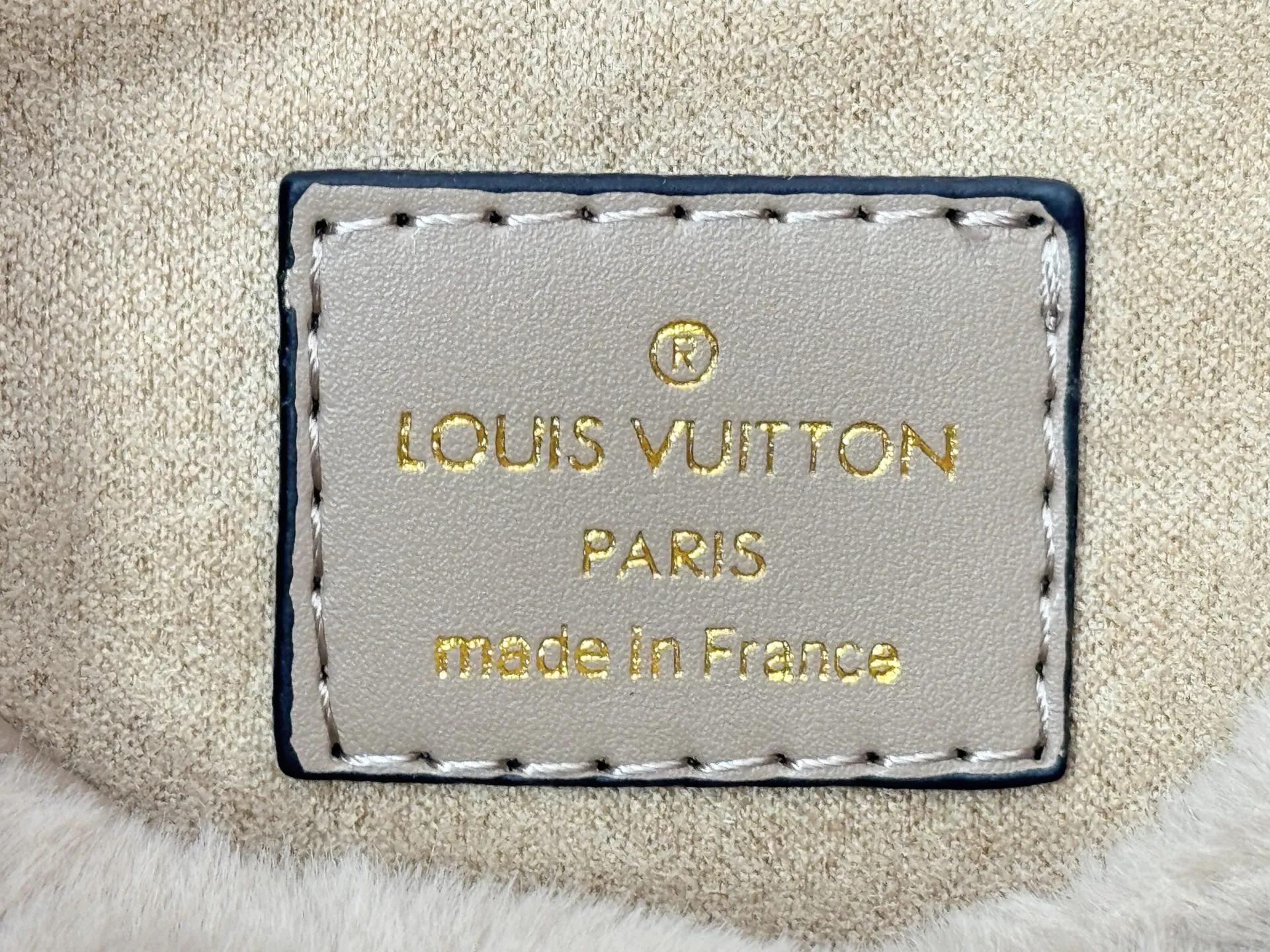 P260 Upgraded original M45659 M46373 M44571 This OnTheGo small tote bag draws inspiration from the classic Sac Plat handbag in 1968. It is made of Monogram Empreinte leather embossed with the Giant Monogram pattern to create a miniature version, which can store daily necessities such as a mini tablet. Designed handles and a detachable and adjustable shoulder strap enrich the carrying options. Dimensions: 25.0 x 19.0 x 11.5 cm (length x height x width)