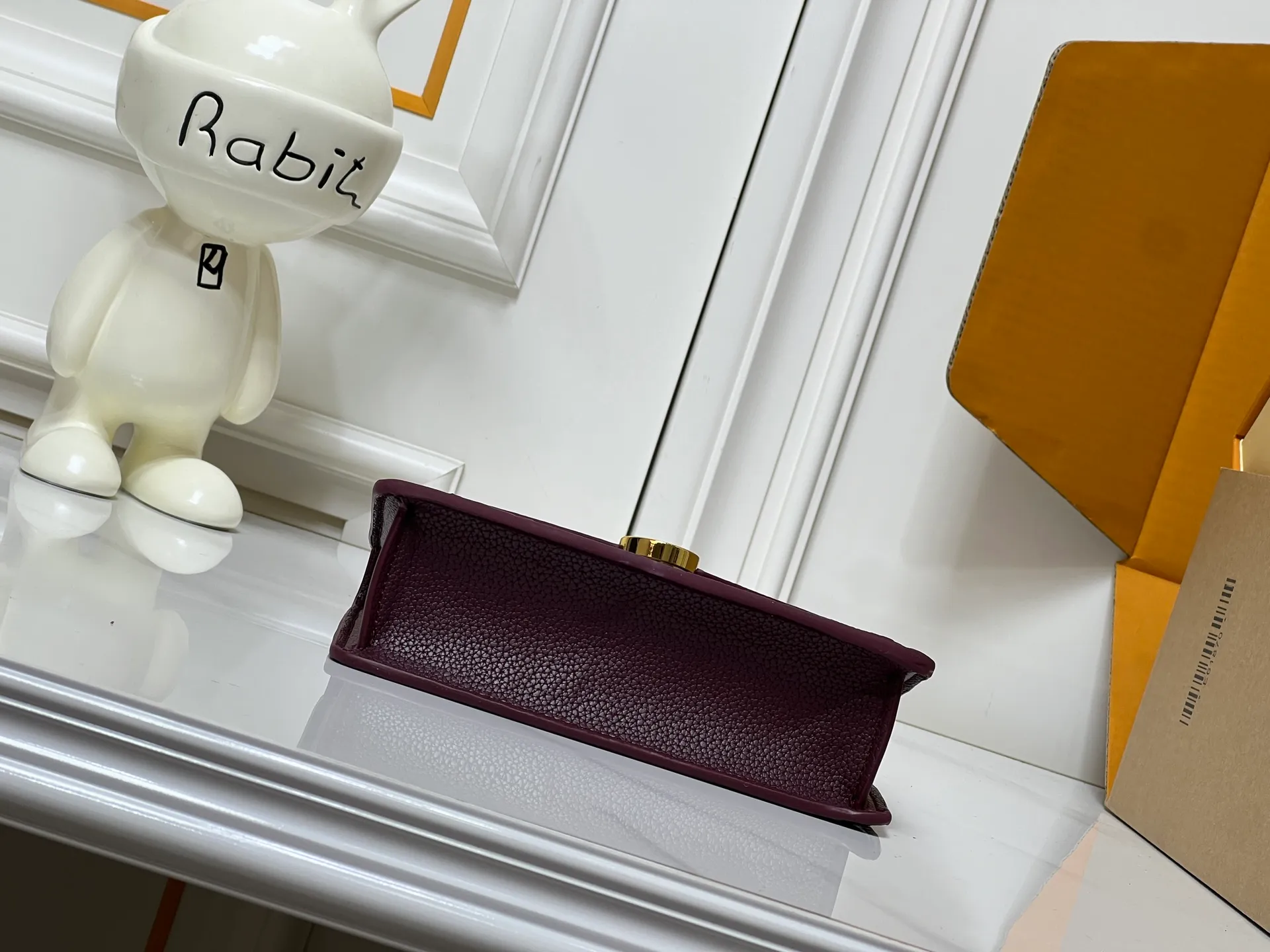 Batch 220💰M13569 black M13570 gray M25814 burgundy (chain/embossed) [Portefeuille chaîne Rosy] This Rosy chain wallet is both fashionable and practical, adding a modern spirit to the Monogram Empreinte series. It has an elegant LV circle and a V-shaped flap, two hallmarks of the house. The magnetic closure reveals a surprise Monogram flower, as well as three card slots and a flat interior pocket. The sliding chain allows you to wear it crosswise or over the shoulder.  Dimensions: 19.5 x 13.5 x 6.5 cm