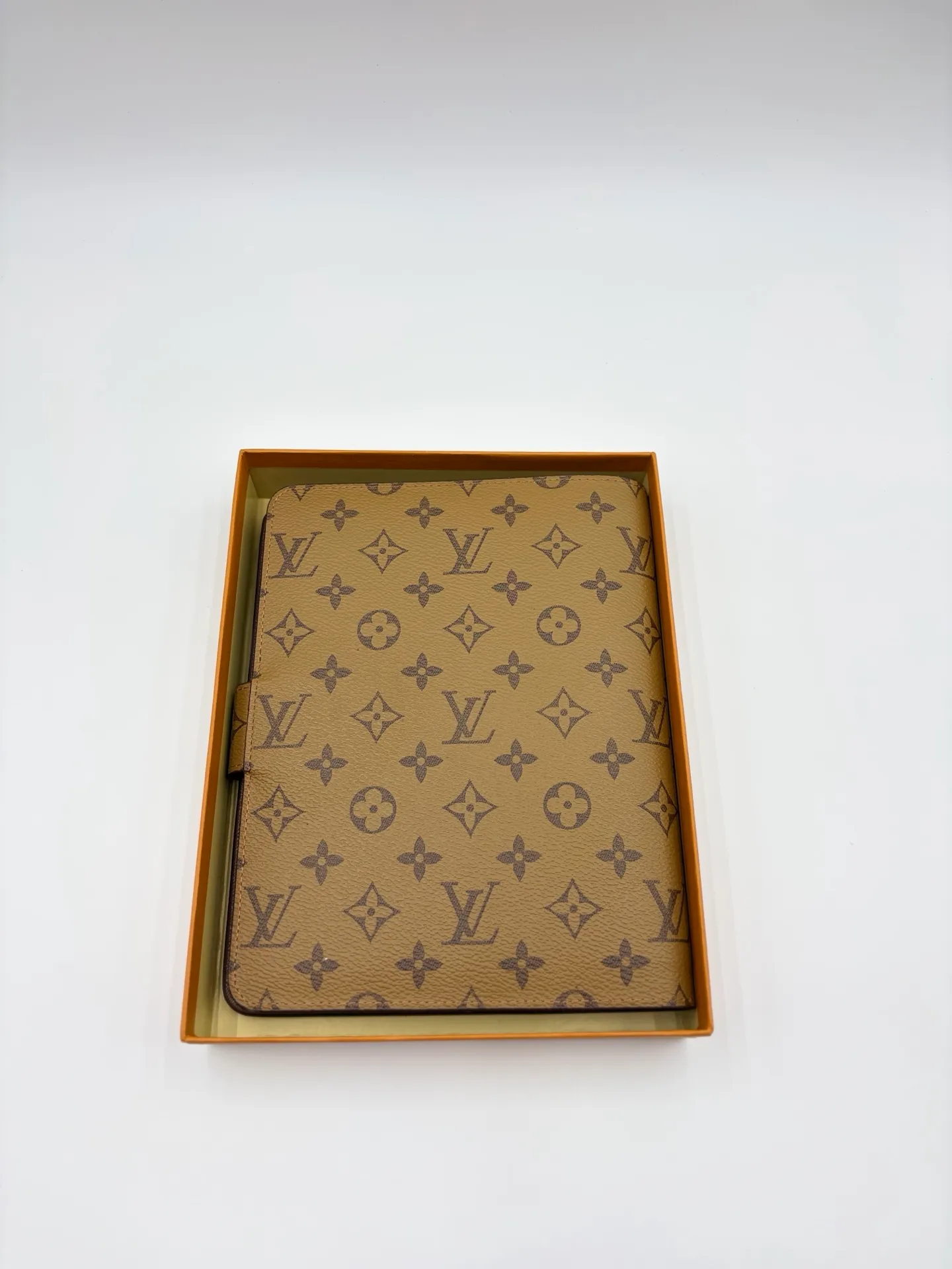 2026 hot model shipped, model M20002❤️This small notepad cover is made of Monogram canvas, can hold three credit cards, and can also be used as an address book, notebook or calendar. 18 x 23 cm (Length x Height) - Epi leather embossed with delicate LV initials and lined with interwoven textured leather - Button closure - Six-ring binder with three rings in sets, six credit card slots and two internal compartments - Notepad insert available separately