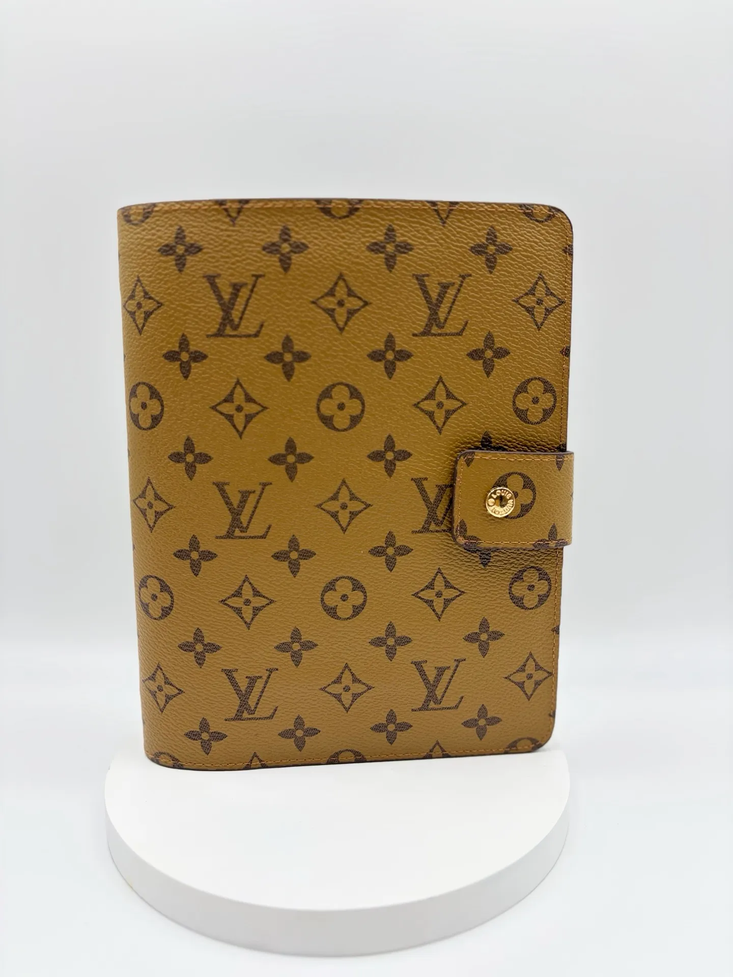 2026 hot model shipped, model M20002❤️This small notepad cover is made of Monogram canvas, can hold three credit cards, and can also be used as an address book, notebook or calendar. 18 x 23 cm (Length x Height) - Epi leather embossed with delicate LV initials and lined with interwoven textured leather - Button closure - Six-ring binder with three rings in sets, six credit card slots and two internal compartments - Notepad insert available separately