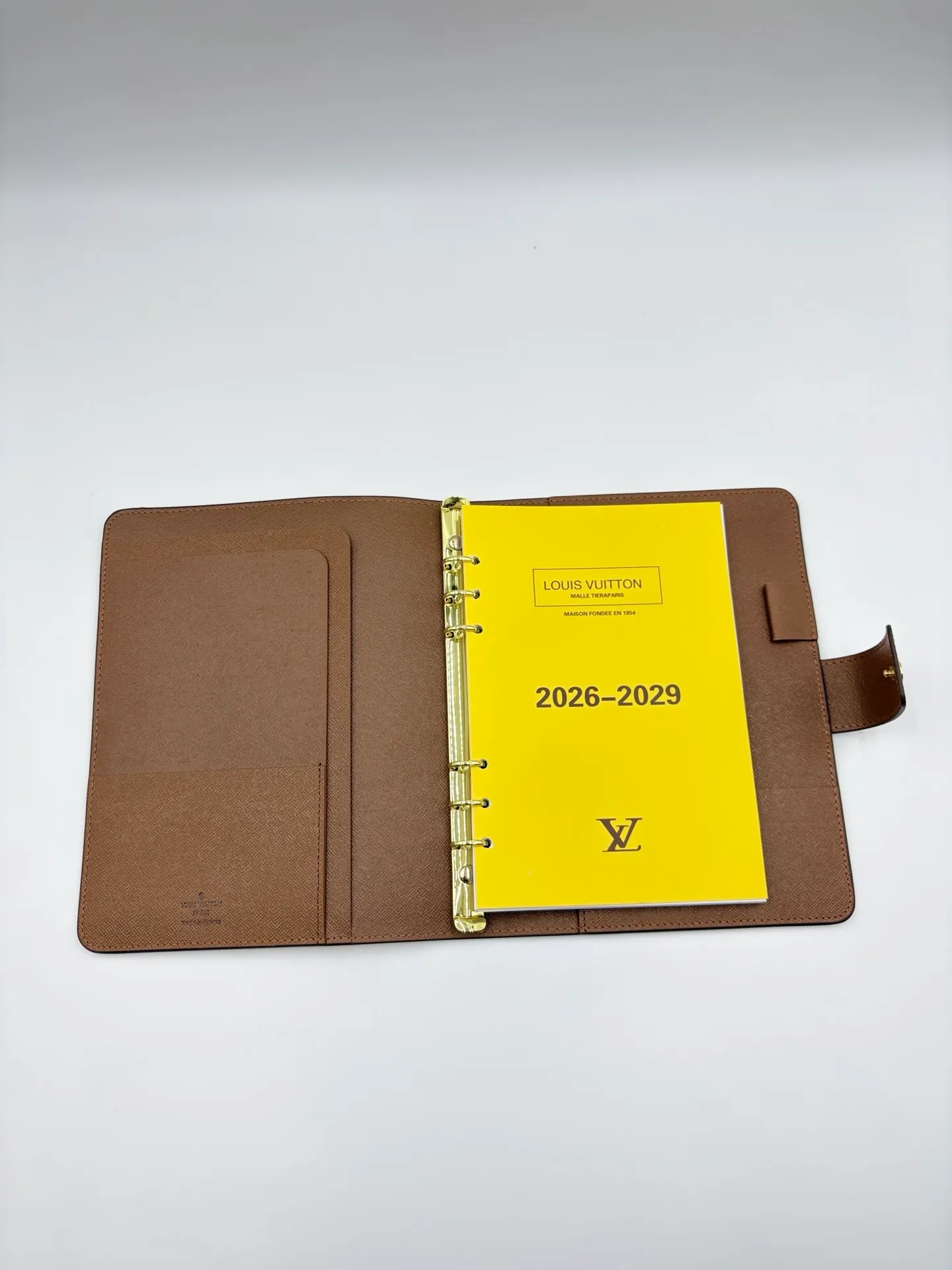 2026 hot model shipped, model M20002❤️This small notepad cover is made of Monogram canvas, can hold three credit cards, and can also be used as an address book, notebook or calendar. 18 x 23 cm (Length x Height) - Epi leather embossed with delicate LV initials and lined with interwoven textured leather - Button closure - Six-ring binder with three rings in sets, six credit card slots and two internal compartments - Notepad insert available separately