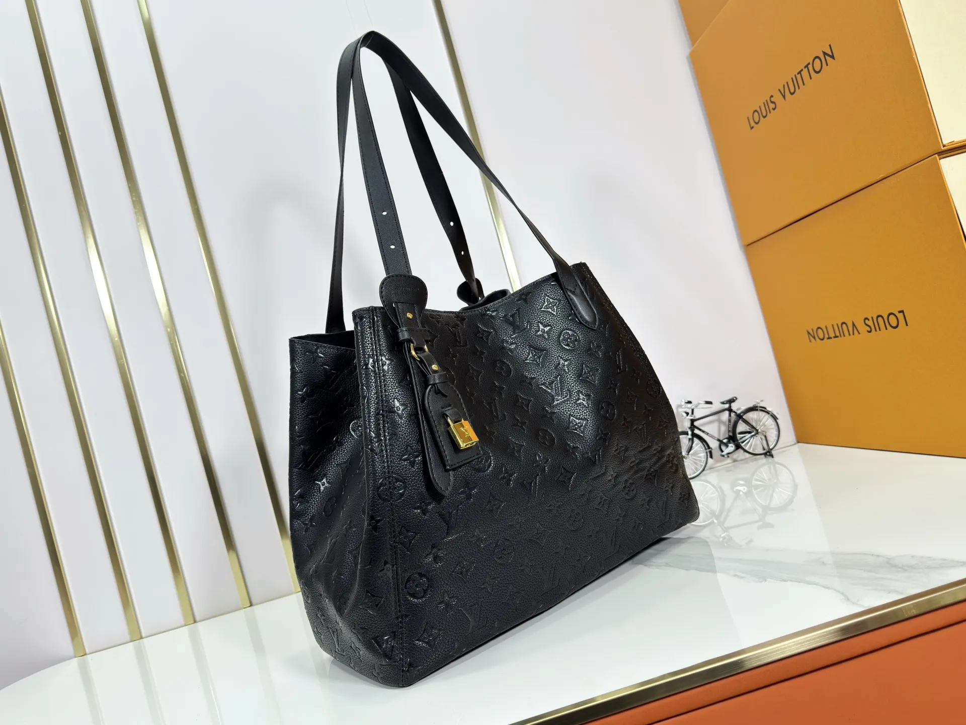 P260 upgraded original M25858 M25888 black M25890 gray All In One small handbag expands the capacity definition of the All-In series and can be transformed into a rounded Hobo handbag or an open tote bag, making it easy to carry daily needs. Monogram Empreinte leather bag with dazzling hardware, LV padlock and nameplate highlight the exquisite details. 56.0 x 30.5 x 17.0 cm (Length x Height x Width) • Cow leather • Cow leather trim • Textile lining • Metal hardware • Magnetic and hook closure • Name tag and padlock • Internal patch pocket • Internal zipped pocket • Holds smartphone, Victorine wallet, keys and lipstick • Handles: Double handles, removable