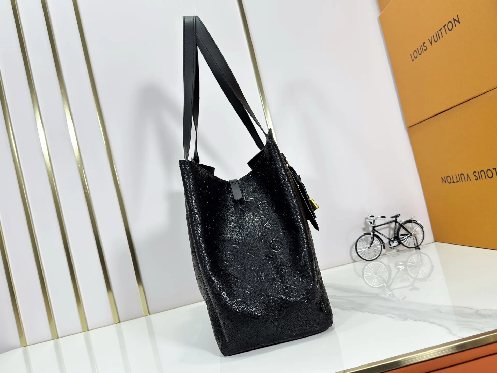 P260 upgraded original M25858 M25888 black M25890 gray All In One small handbag expands the capacity definition of the All-In series and can be transformed into a rounded Hobo handbag or an open tote bag, making it easy to carry daily needs. Monogram Empreinte leather bag with dazzling hardware, LV padlock and nameplate highlight the exquisite details. 56.0 x 30.5 x 17.0 cm (Length x Height x Width) • Cow leather • Cow leather trim • Textile lining • Metal hardware • Magnetic and hook closure • Name tag and padlock • Internal patch pocket • Internal zipped pocket • Holds smartphone, Victorine wallet, keys and lipstick • Handles: Double handles, removable