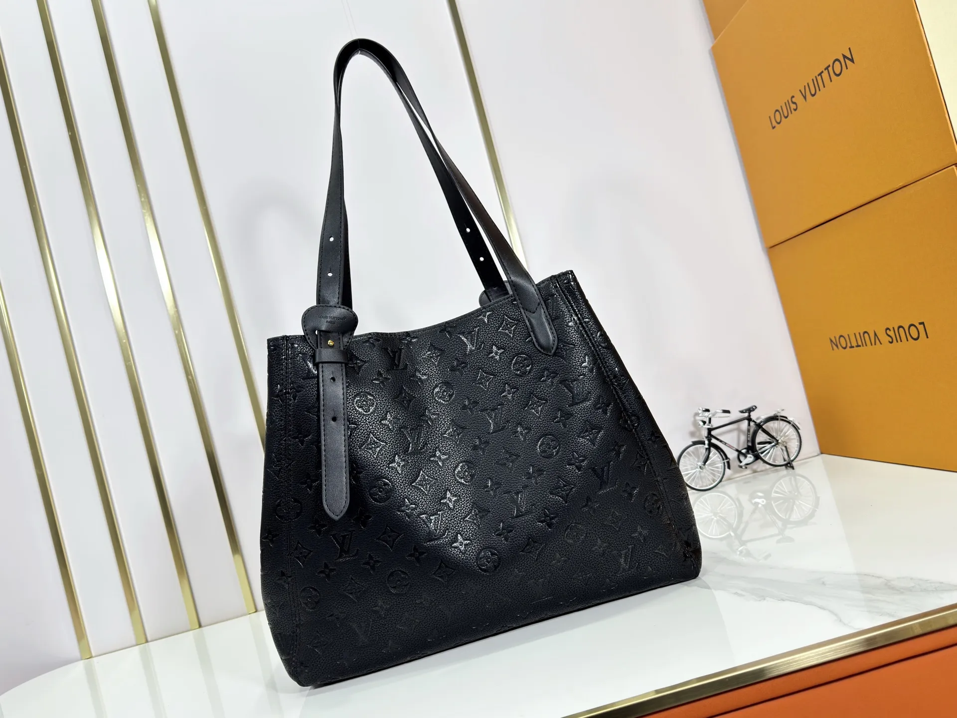 P260 upgraded original M25858 M25888 black M25890 gray All In One small handbag expands the capacity definition of the All-In series and can be transformed into a rounded Hobo handbag or an open tote bag, making it easy to carry daily needs. Monogram Empreinte leather bag with dazzling hardware, LV padlock and nameplate highlight the exquisite details. 56.0 x 30.5 x 17.0 cm (Length x Height x Width) • Cow leather • Cow leather trim • Textile lining • Metal hardware • Magnetic and hook closure • Name tag and padlock • Internal patch pocket • Internal zipped pocket • Holds smartphone, Victorine wallet, keys and lipstick • Handles: Double handles, removable