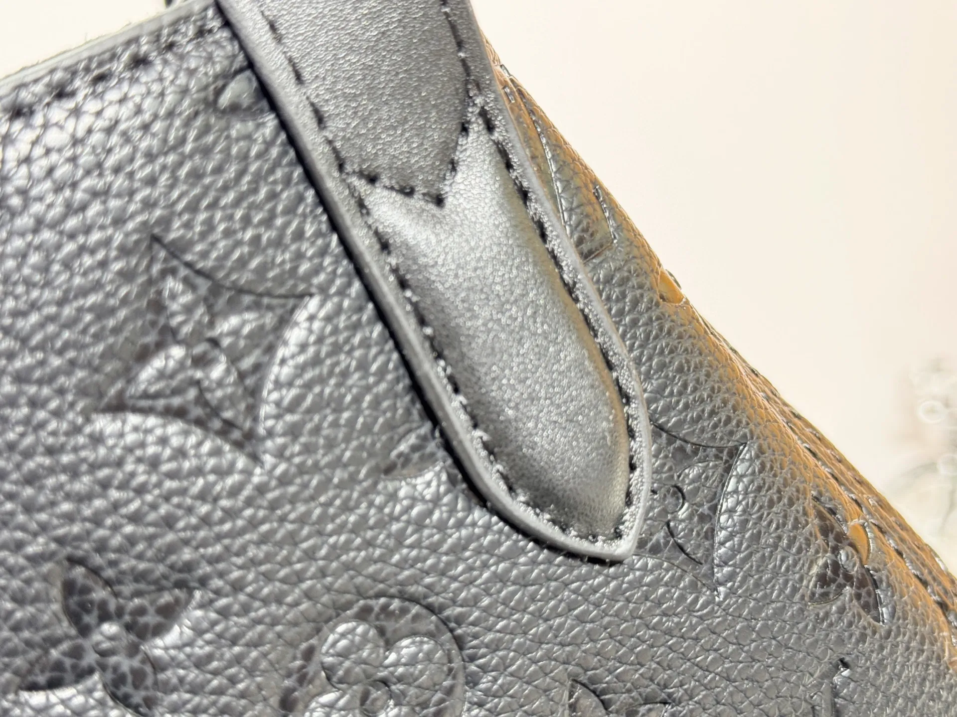 P260 upgraded original M25858 M25888 black M25890 gray All In One small handbag expands the capacity definition of the All-In series and can be transformed into a rounded Hobo handbag or an open tote bag, making it easy to carry daily needs. Monogram Empreinte leather bag with dazzling hardware, LV padlock and nameplate highlight the exquisite details. 56.0 x 30.5 x 17.0 cm (Length x Height x Width) • Cow leather • Cow leather trim • Textile lining • Metal hardware • Magnetic and hook closure • Name tag and padlock • Internal patch pocket • Internal zipped pocket • Holds smartphone, Victorine wallet, keys and lipstick • Handles: Double handles, removable