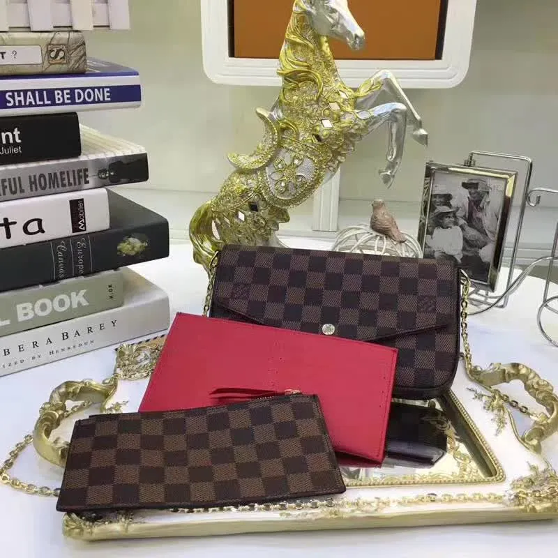 P140 Model: 61276 Size 21/11/2 Introduction: The Louis vuitton Felicie three-piece handbag is elegant and luxurious. It contains two detachable pockets and is a fashionable choice for carrying and organizing your daily necessities. It is more than just a wallet, after removing the gold chain, it can also be used as a charming clutch or small handbag ""