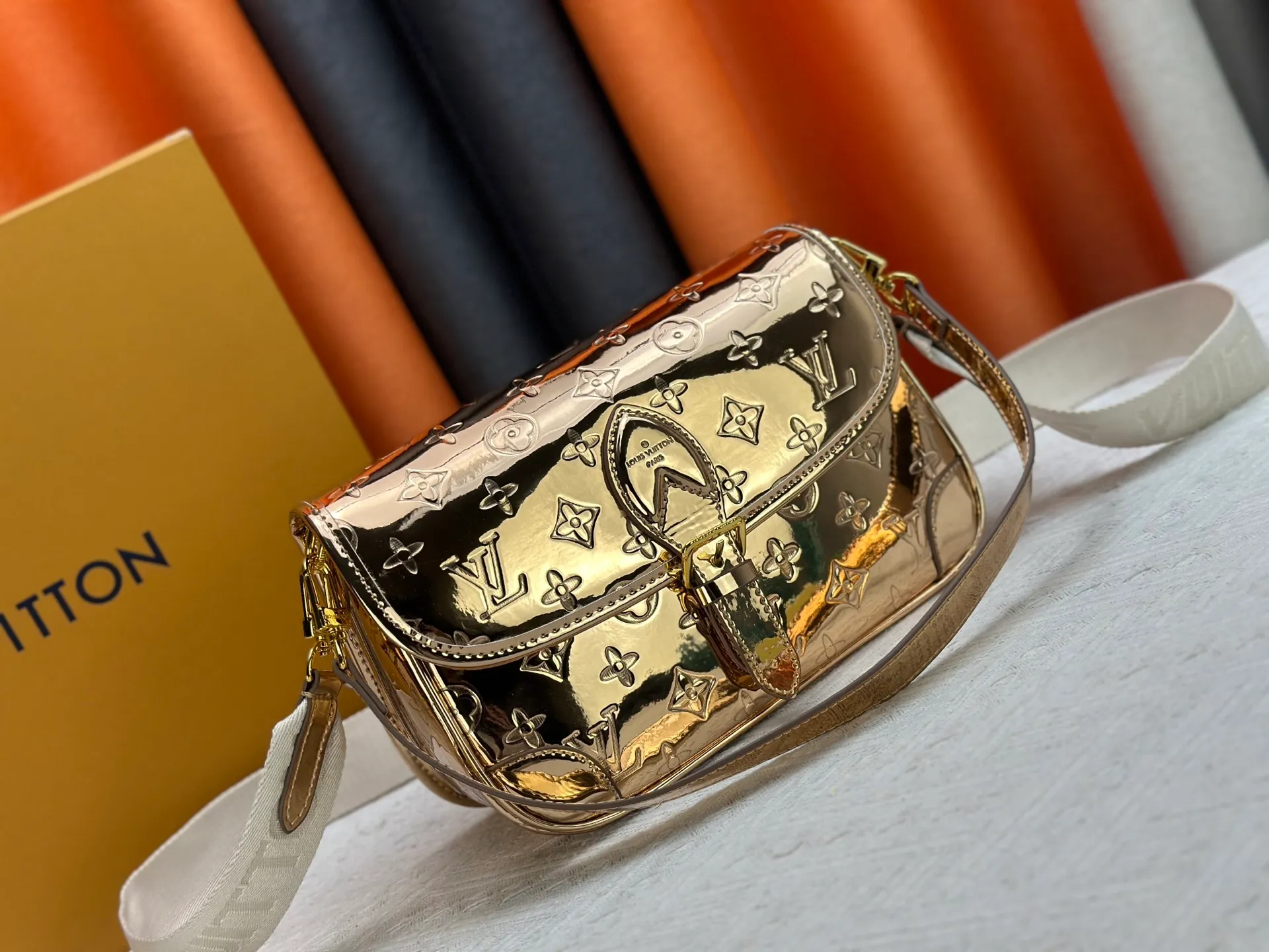 P280 Upgraded original M45985 M45988 Gold Silver This Diane handbag is decorated with classic Monogram cow leather and dazzling metal parts, using modern touches to interpret the new season interest. The zippered interior pocket keeps valuables secure, and the removable leather shoulder strap allows for a variety of carrying options. Dimensions: 24.0 x 15.0 x 9.0 cm (length x height x width)