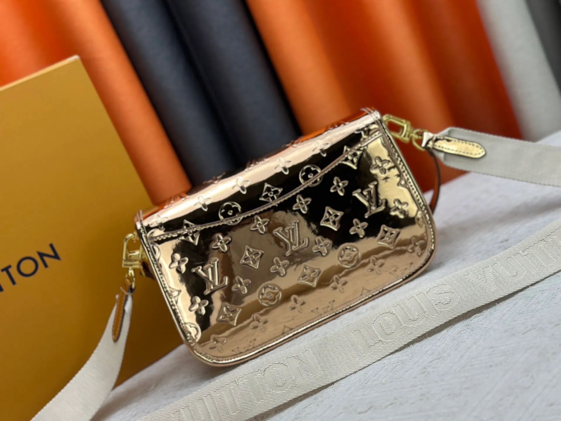 P280 Upgraded original M45985 M45988 Gold Silver This Diane handbag is decorated with classic Monogram cow leather and dazzling metal parts, using modern touches to interpret the new season interest. The zippered interior pocket keeps valuables secure, and the removable leather shoulder strap allows for a variety of carrying options. Dimensions: 24.0 x 15.0 x 9.0 cm (length x height x width)