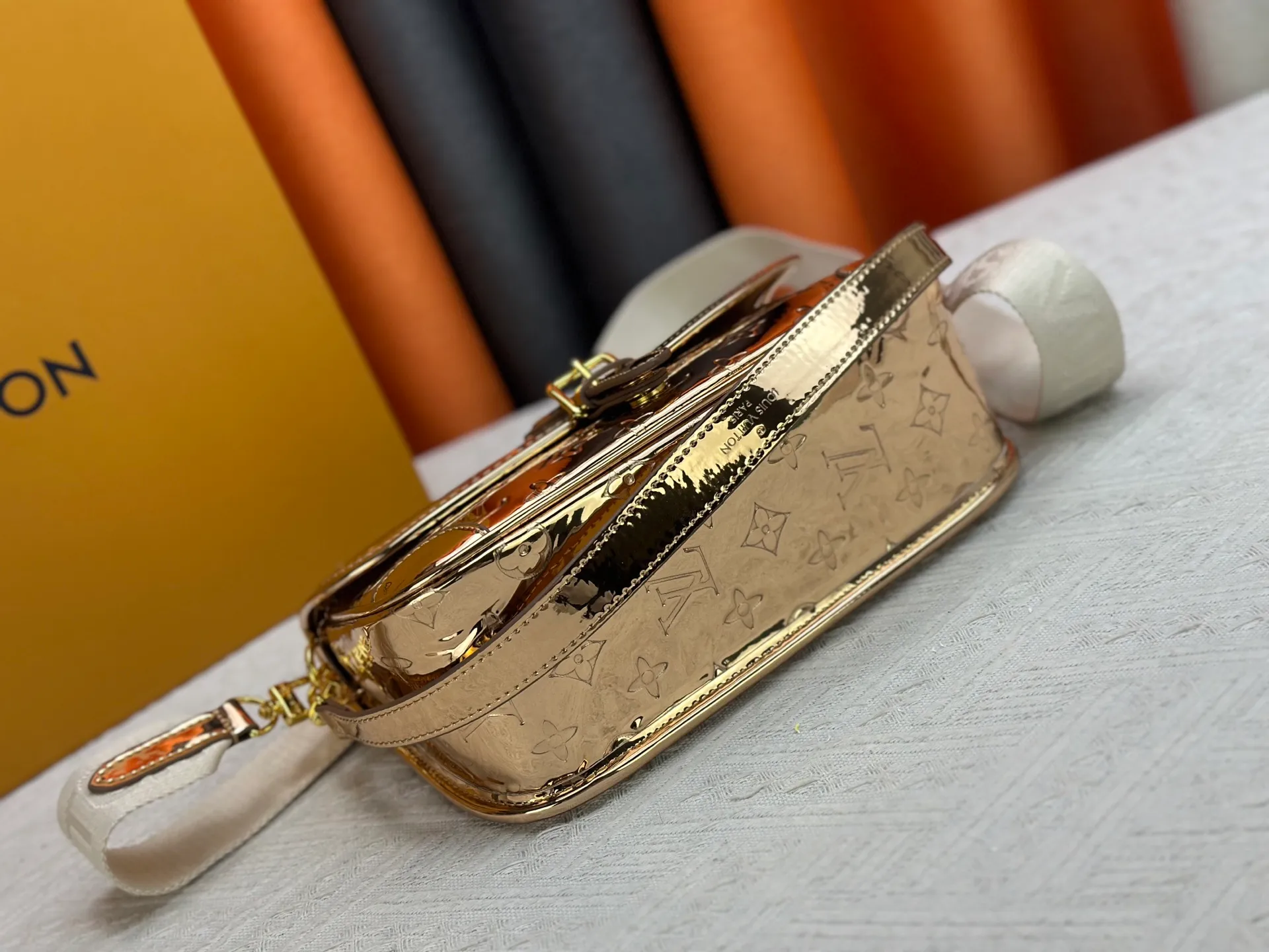 P280 Upgraded original M45985 M45988 Gold Silver This Diane handbag is decorated with classic Monogram cow leather and dazzling metal parts, using modern touches to interpret the new season interest. The zippered interior pocket keeps valuables secure, and the removable leather shoulder strap allows for a variety of carrying options. Dimensions: 24.0 x 15.0 x 9.0 cm (length x height x width)