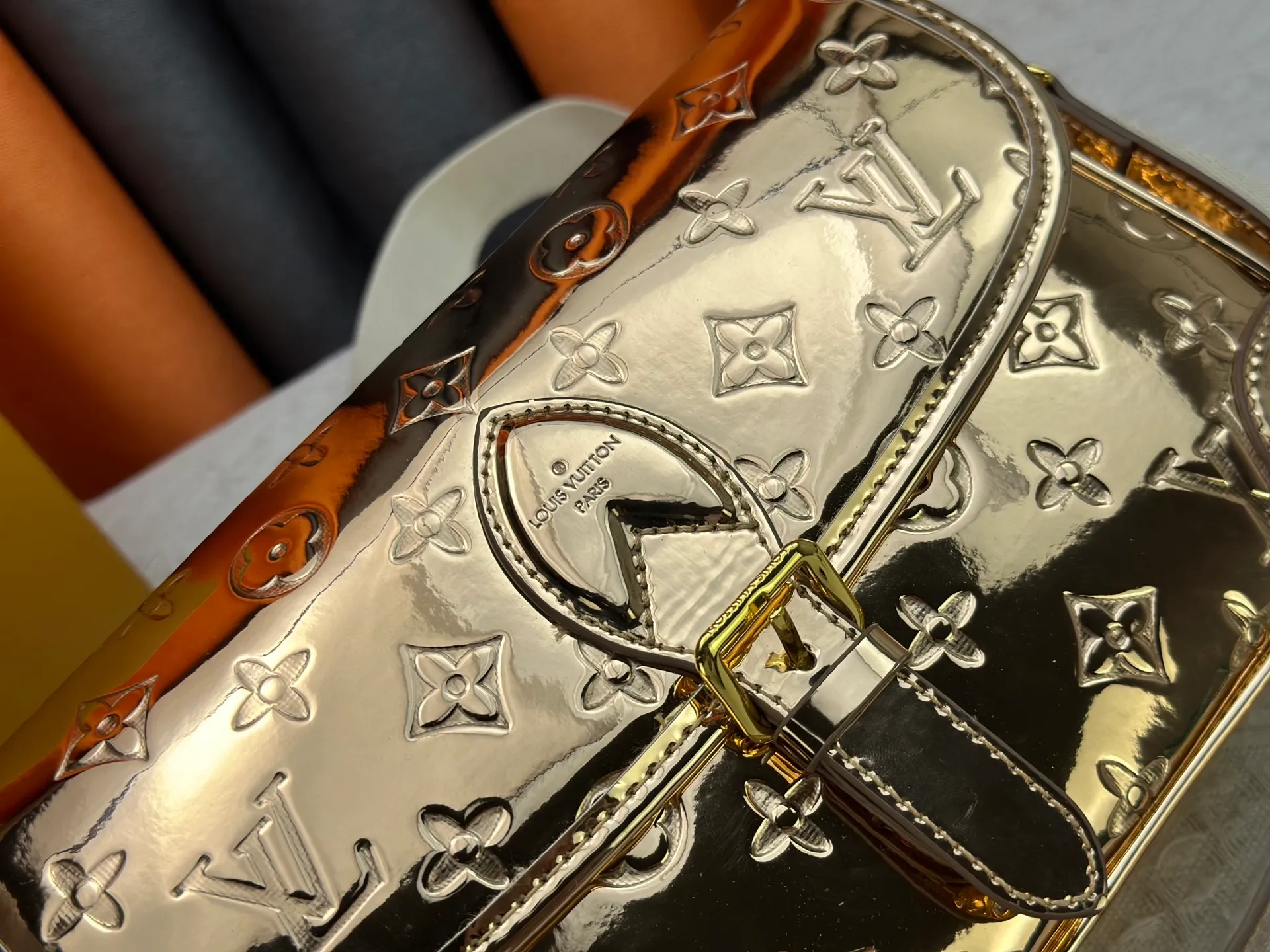P280 Upgraded original M45985 M45988 Gold Silver This Diane handbag is decorated with classic Monogram cow leather and dazzling metal parts, using modern touches to interpret the new season interest. The zippered interior pocket keeps valuables secure, and the removable leather shoulder strap allows for a variety of carrying options. Dimensions: 24.0 x 15.0 x 9.0 cm (length x height x width)