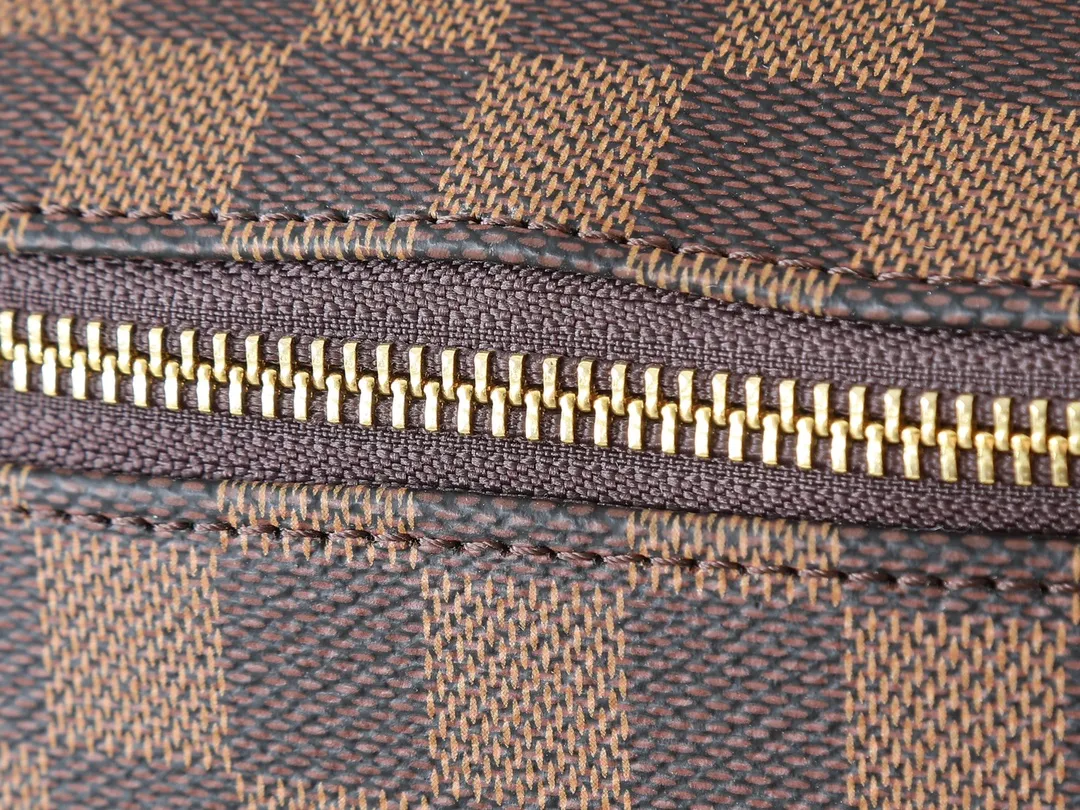 💰200💰Upgraded from the original M11510. This toiletry bag is made of Damier Graphite canvas, which has a rugged feel. The practical elastic lining keeps the bottle upright. Dimensions: 20 x 9.3 x 28 cm (height x width x length)