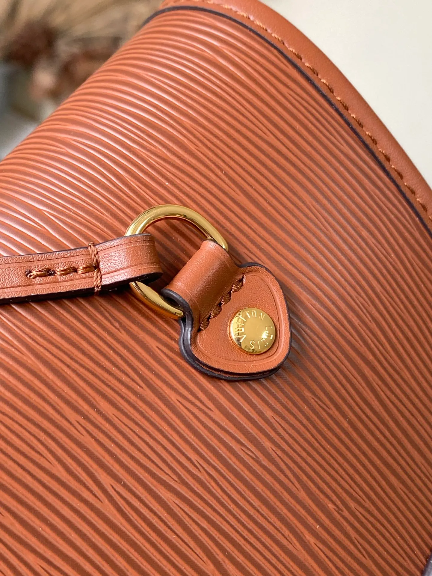 💰1320 (First-Grade Leather) Top Original M12467 Brown This classic Neverfull MM St handbag combines timeless design and traditional details, making it ideal for carrying to work and other occasions. The new version is made from signature Epi leather and has adjustable elastic straps on both sides to create a tight silhouette. The interior of the bag is spacious enough to store a 13-inch laptop, and the detachable zippered storage bag can be used as a clutch or as an extra pocket to store valuables. Dimensions: 31 x 28 x 14 cm (length x height x width)